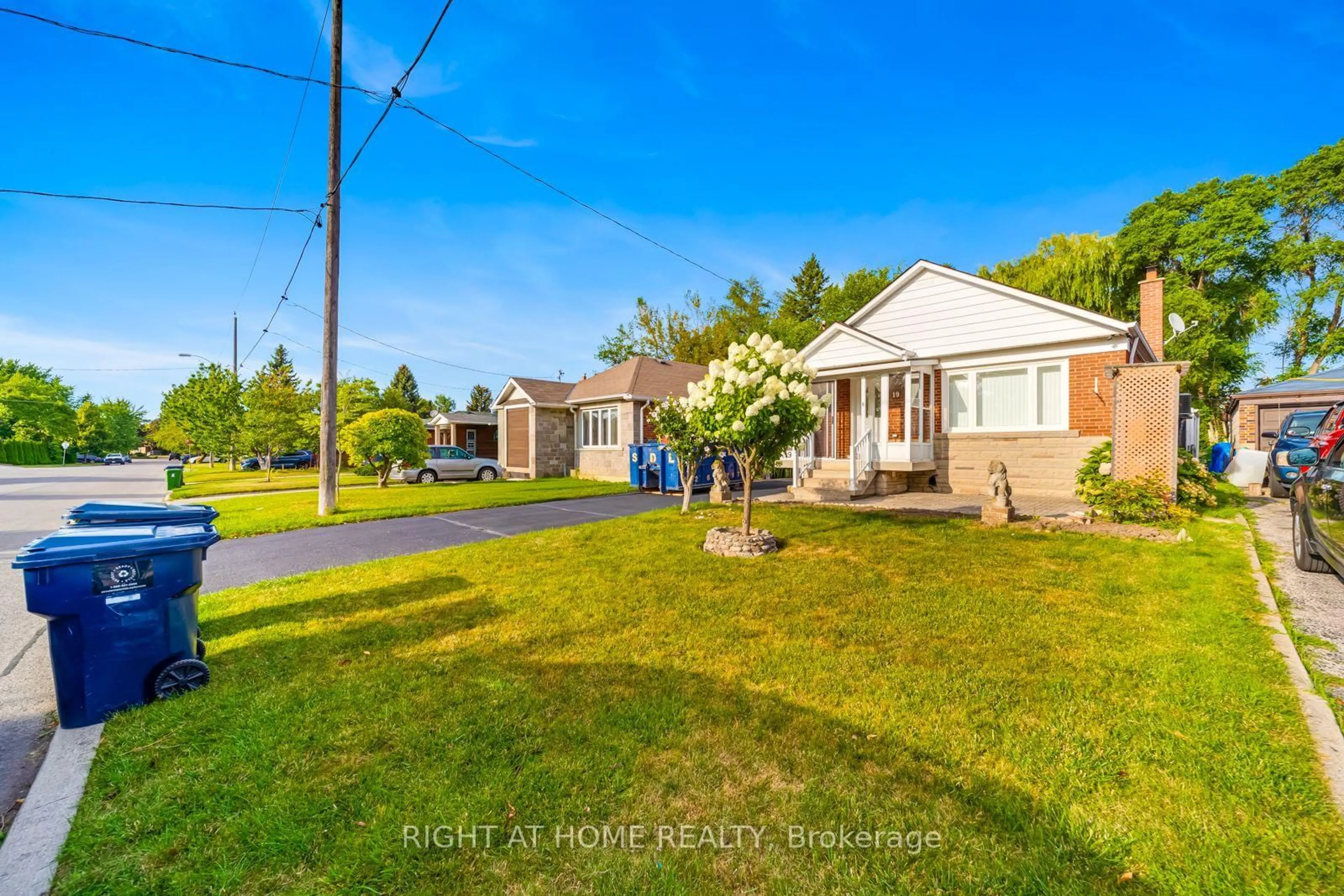 A pic from outside/outdoor area/front of a property/back of a property/a pic from drone, street for 19 Martorino Dr, Toronto Ontario M1K 2J1