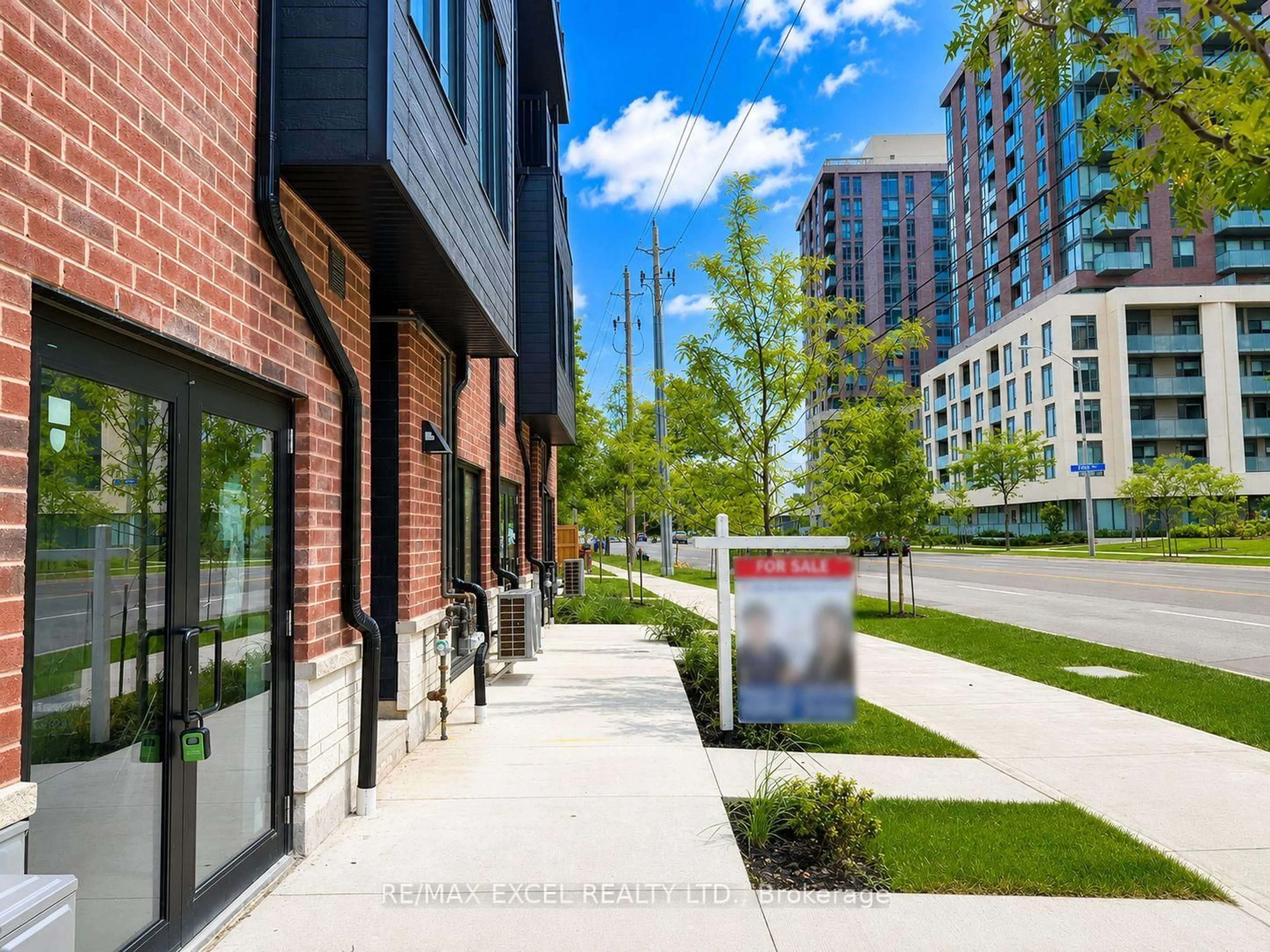 Patio, street for 3069 Pharmacy Ave #5, Toronto Ontario M1W 2H1