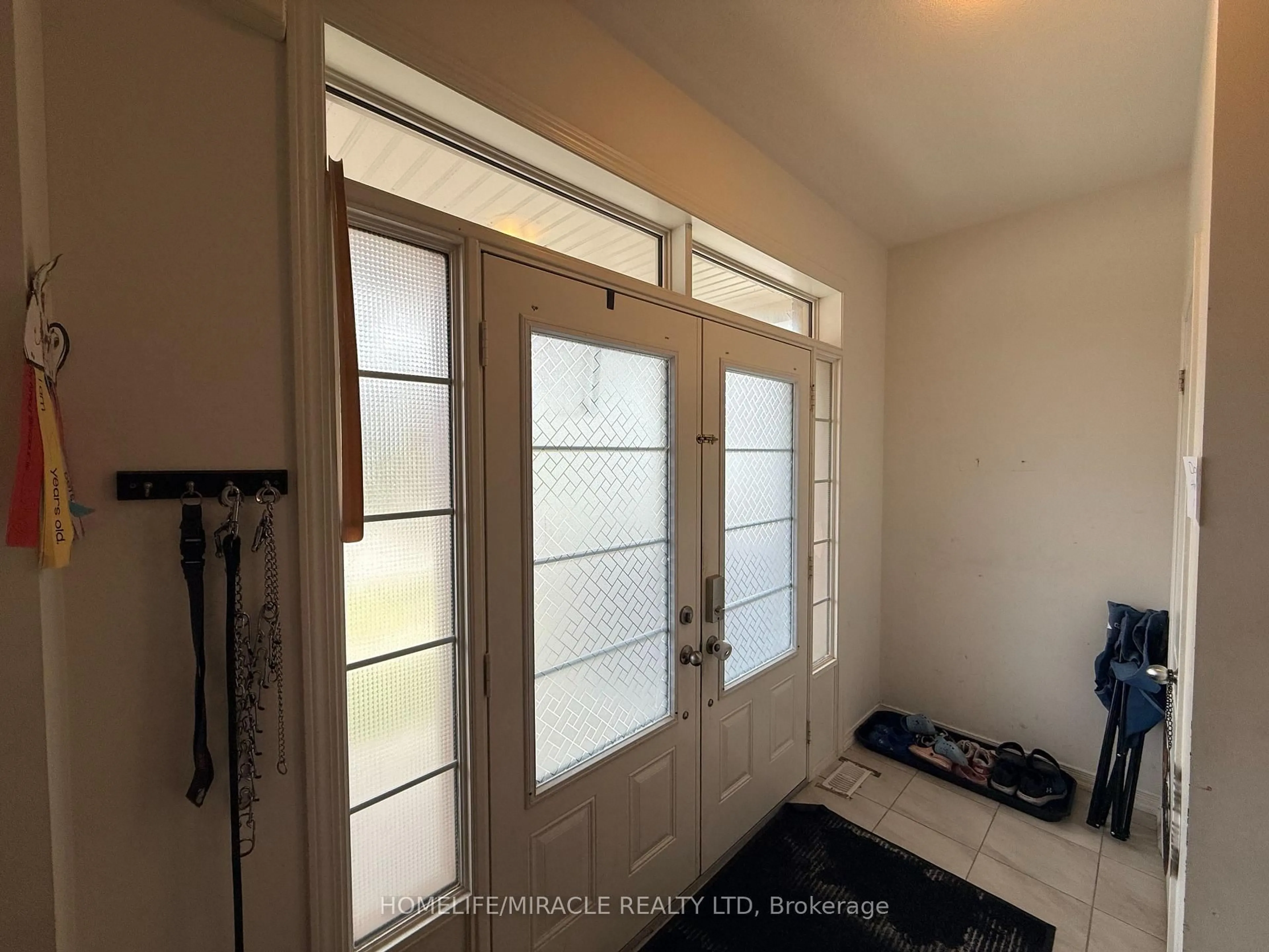 Indoor entryway for 534 Windfields Farm Dr, Oshawa Ontario L1L 0L8