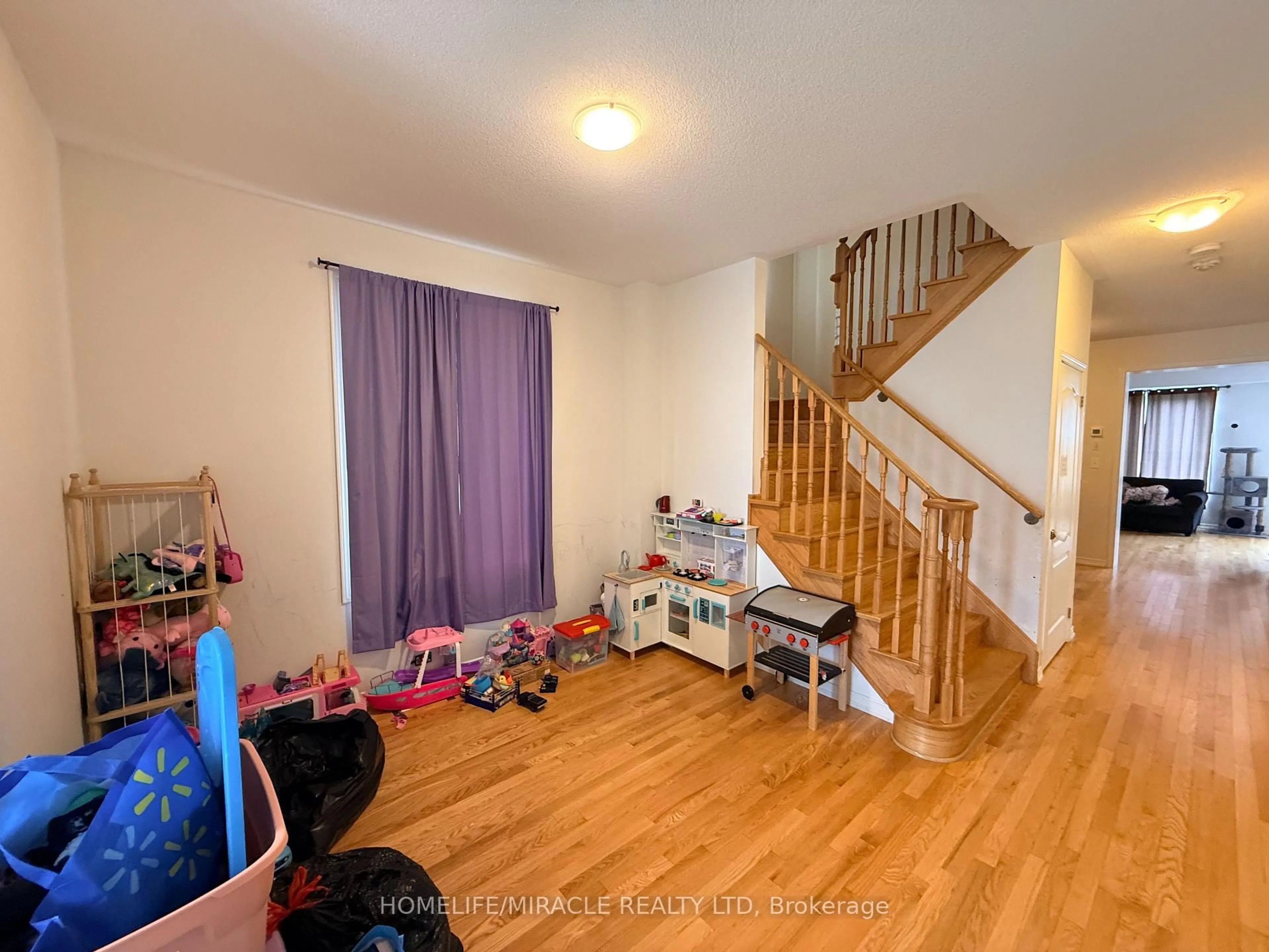 A pic of a room for 534 Windfields Farm Dr, Oshawa Ontario L1L 0L8