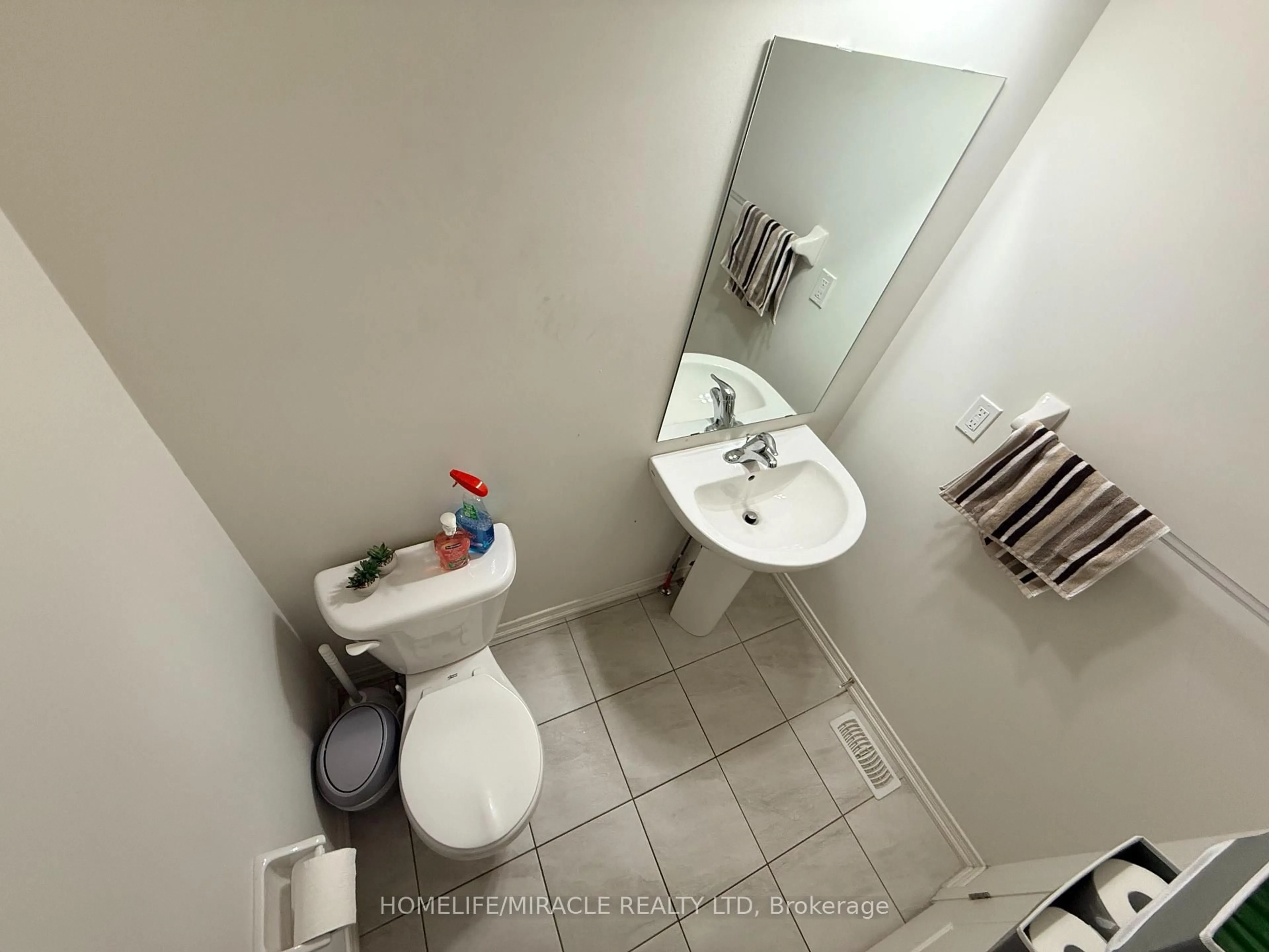 Standard bathroom, unknown for 534 Windfields Farm Dr, Oshawa Ontario L1L 0L8