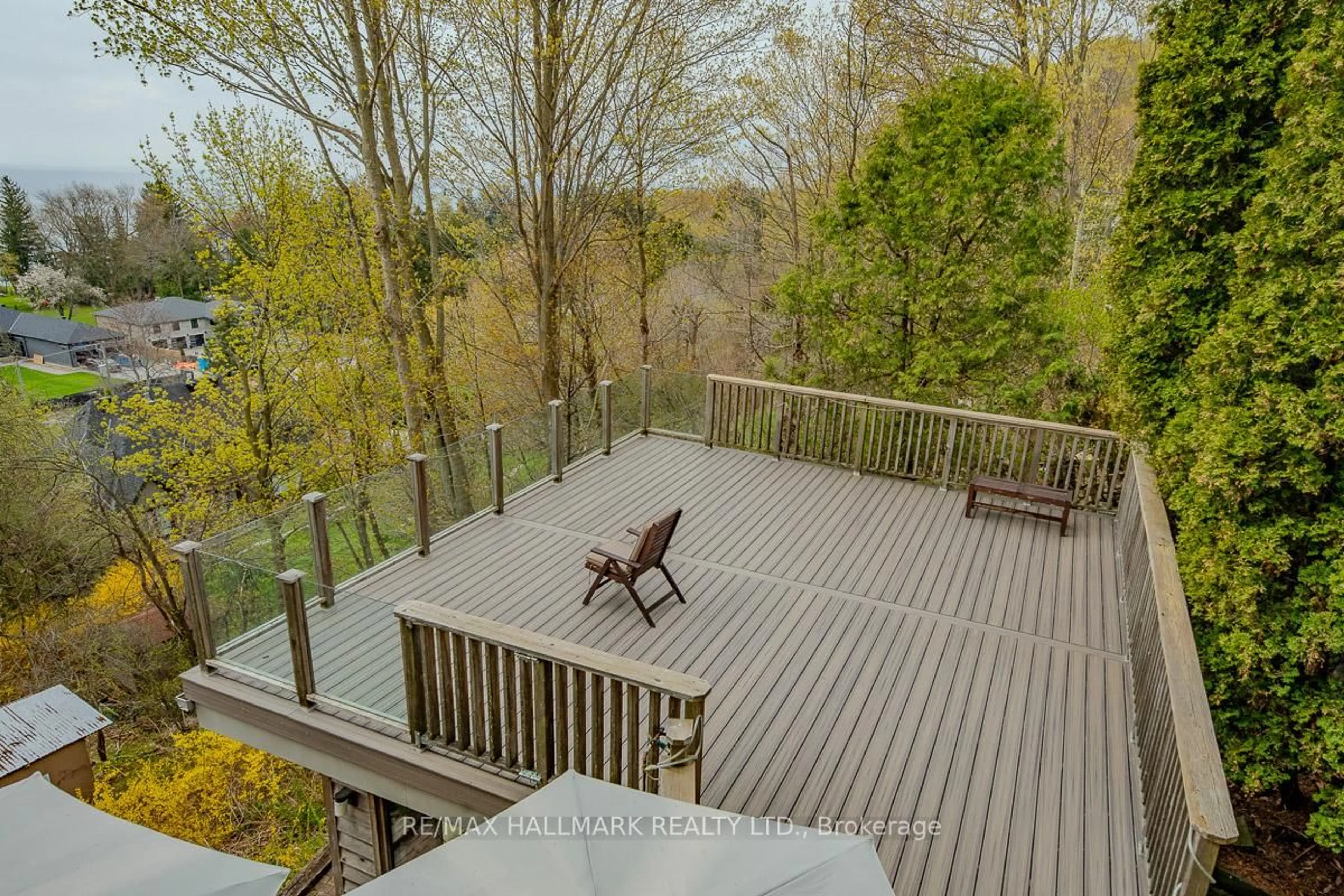 Patio, forest/trees view for 2 Ledge Rd, Toronto Ontario M1M 1H1