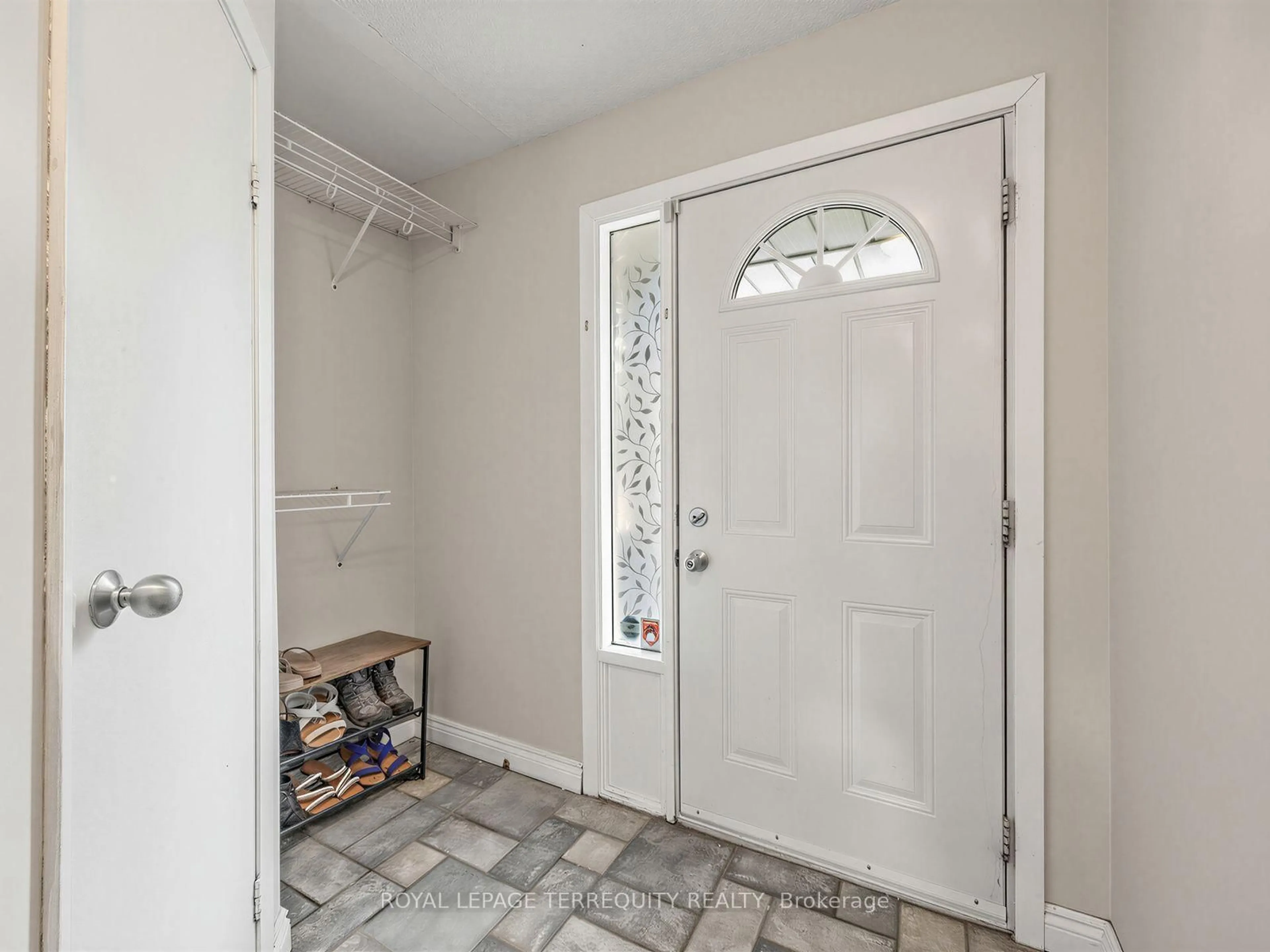Indoor entryway for 1330 Trowbridge Dr #19, Oshawa Ontario L1G 7L1