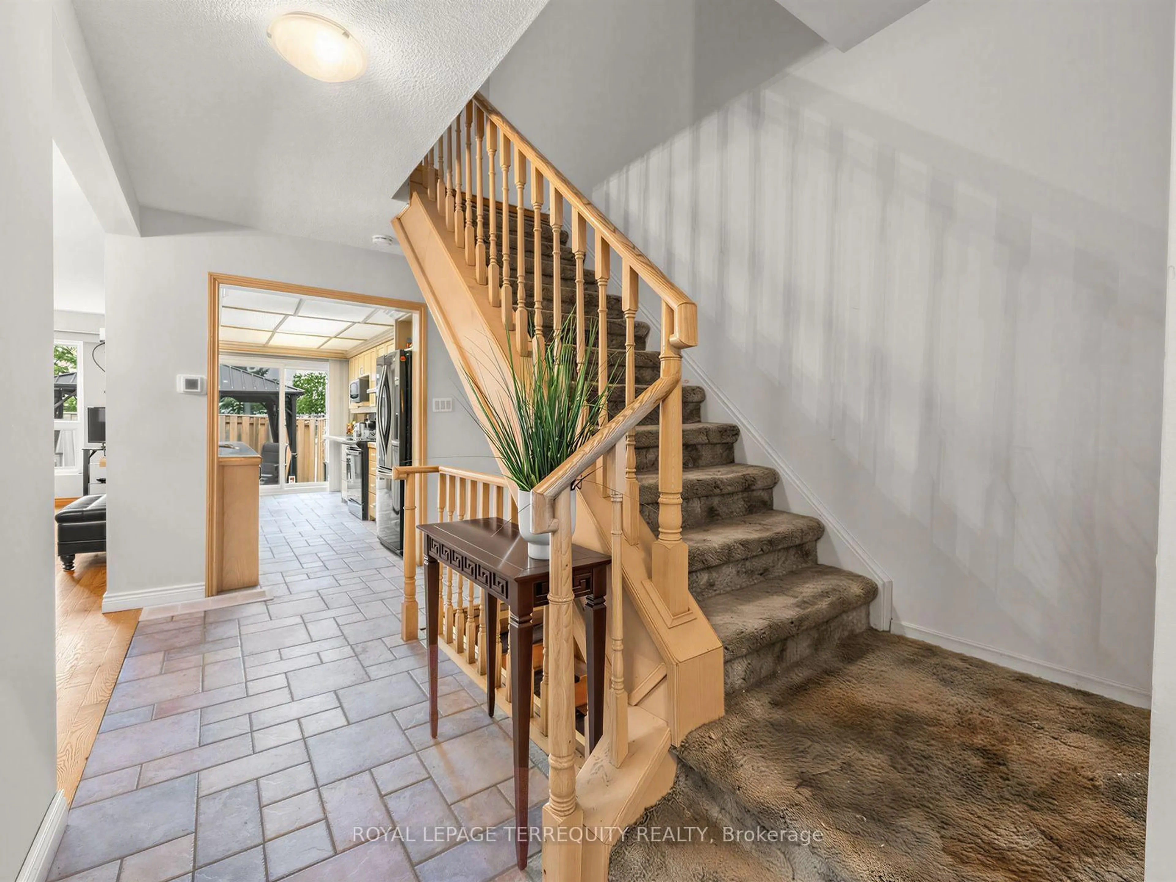 Indoor foyer for 1330 Trowbridge Dr #19, Oshawa Ontario L1G 7L1