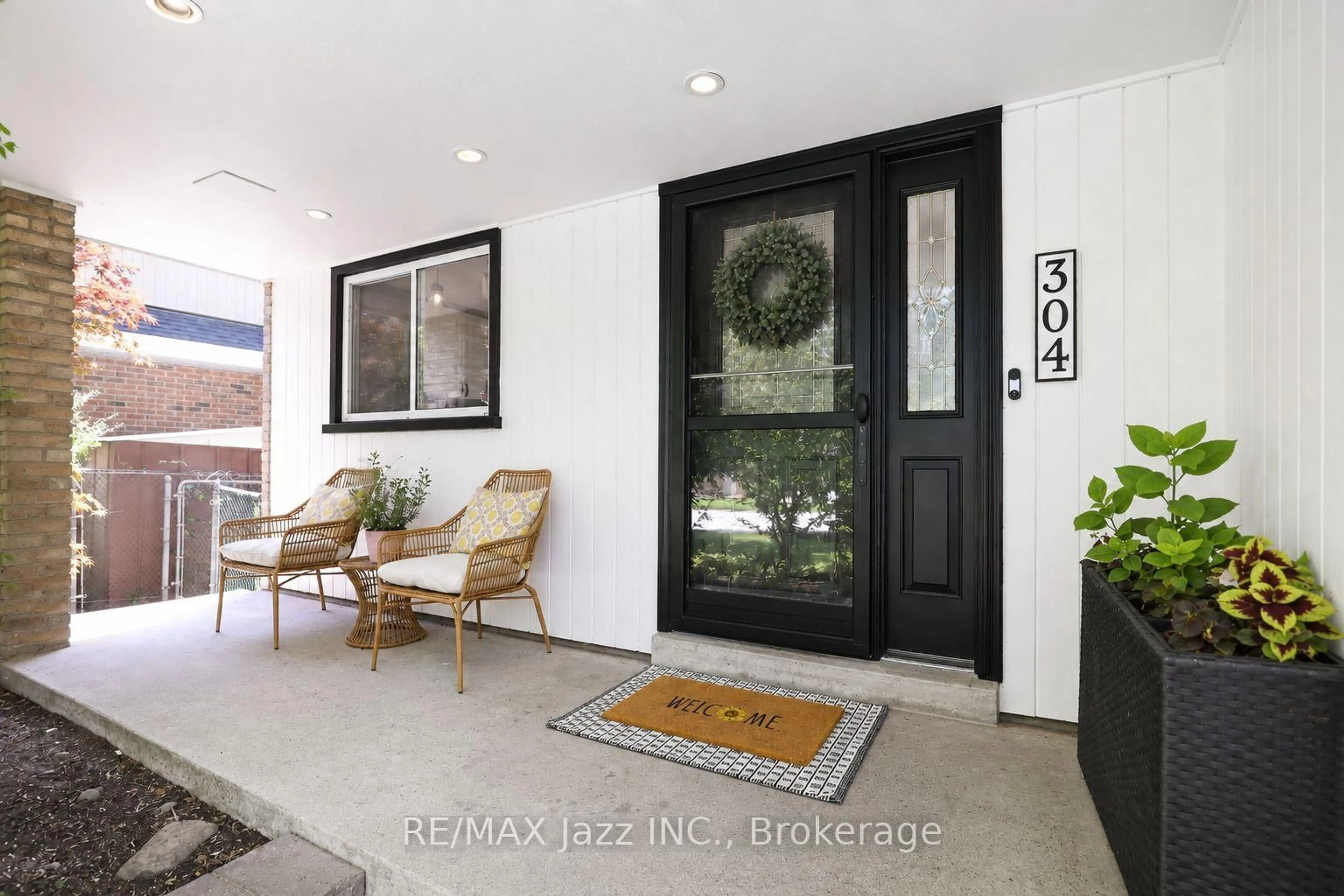 Indoor entryway for 304 Annes St, Whitby Ontario L1N 5V6