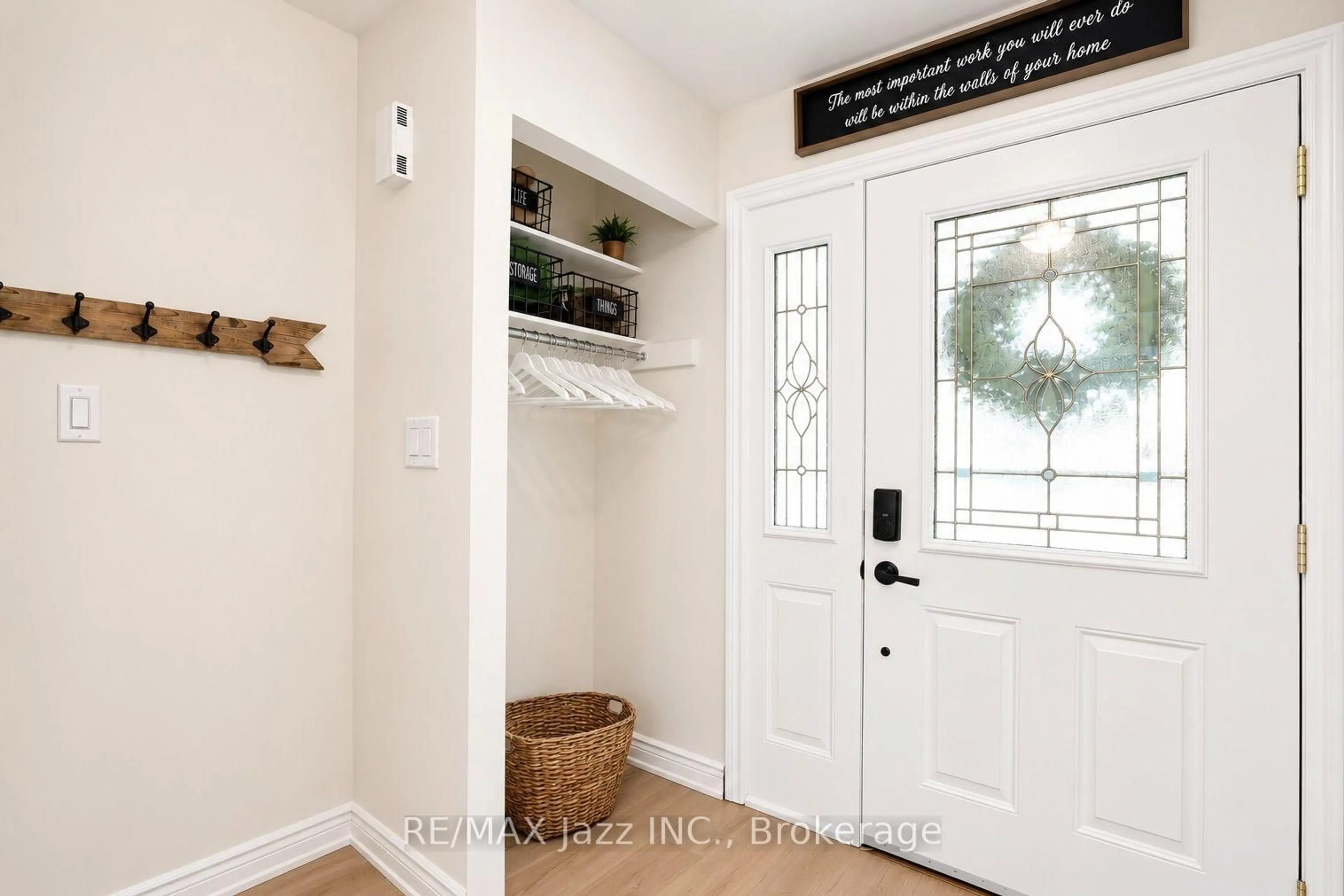 Indoor entryway for 304 Annes St, Whitby Ontario L1N 5V6