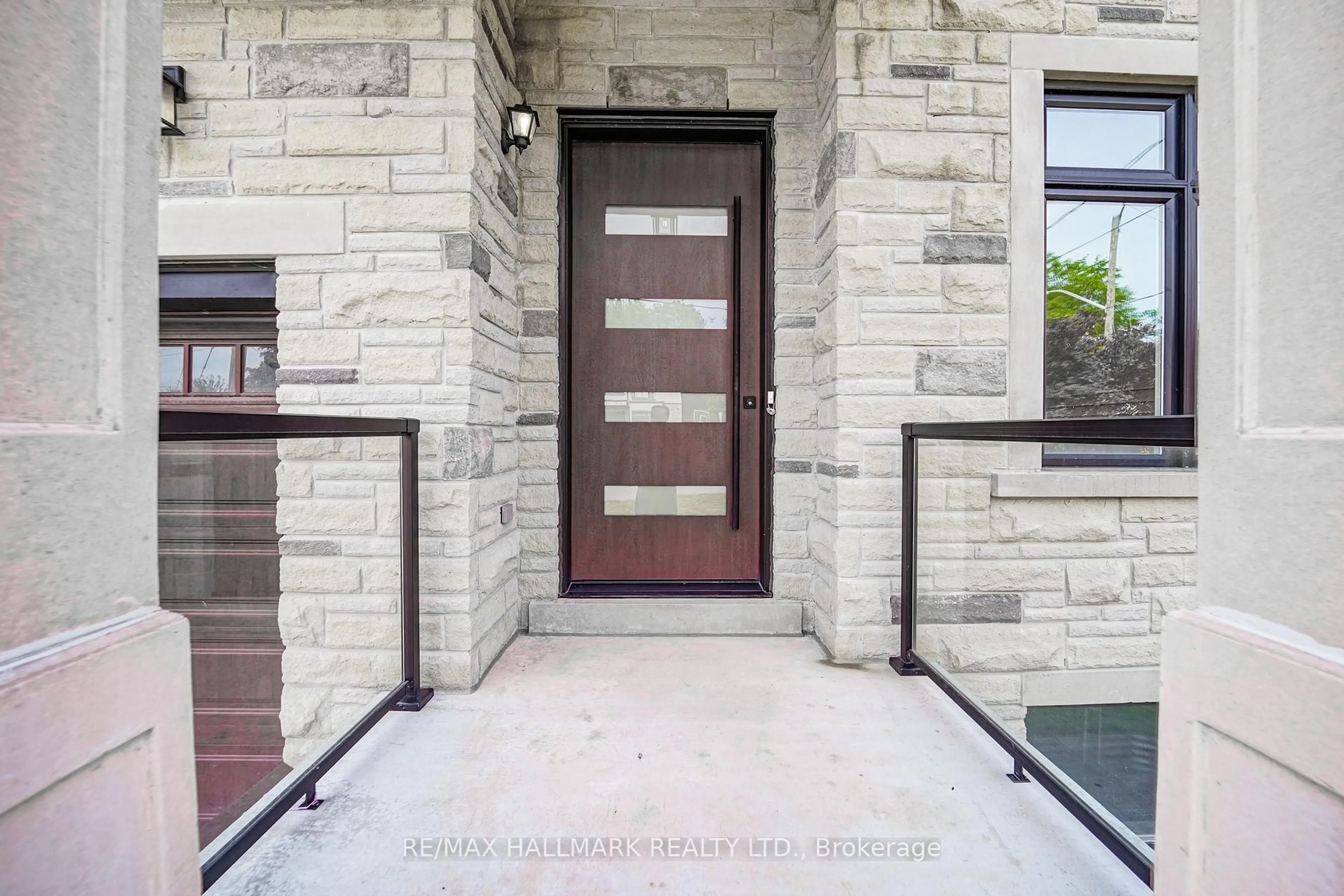 Indoor entryway for 27 Sundridge Dr, Toronto Ontario M1L 2J4