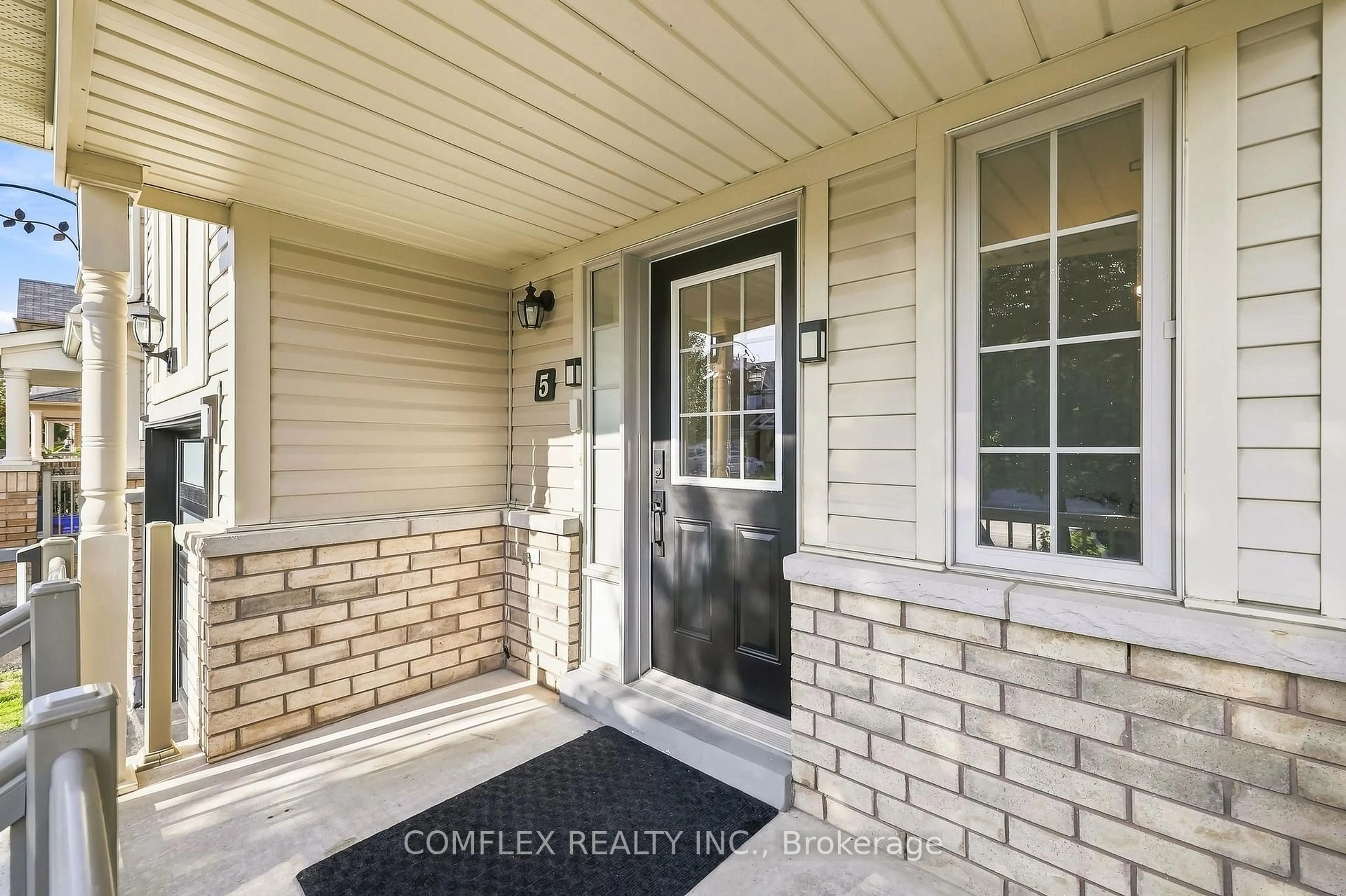 Indoor entryway for 5 Rich Cres, Whitby Ontario L1P 1V9