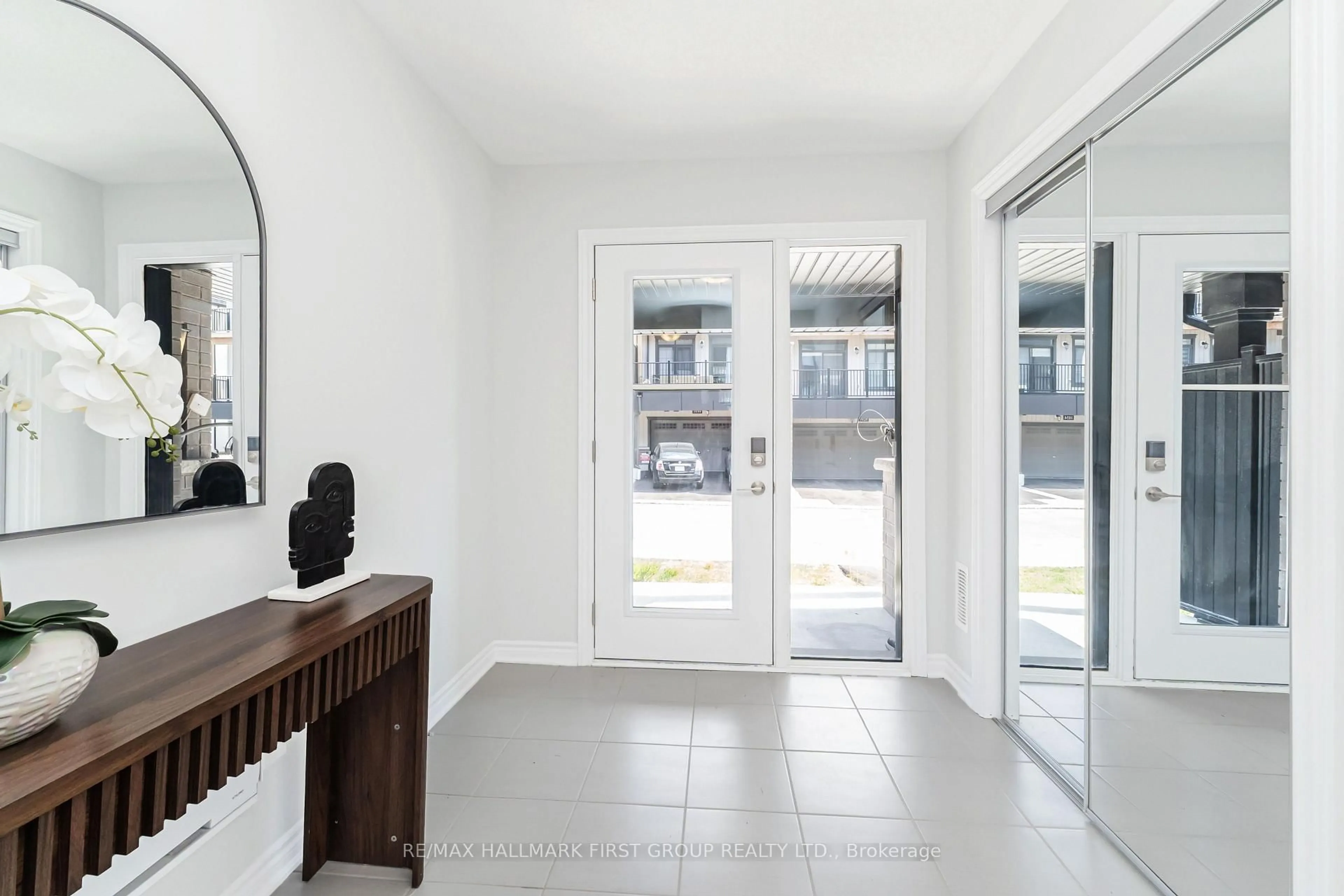 Indoor entryway for 1130 Greentree Path, Oshawa Ontario L1H 8L7