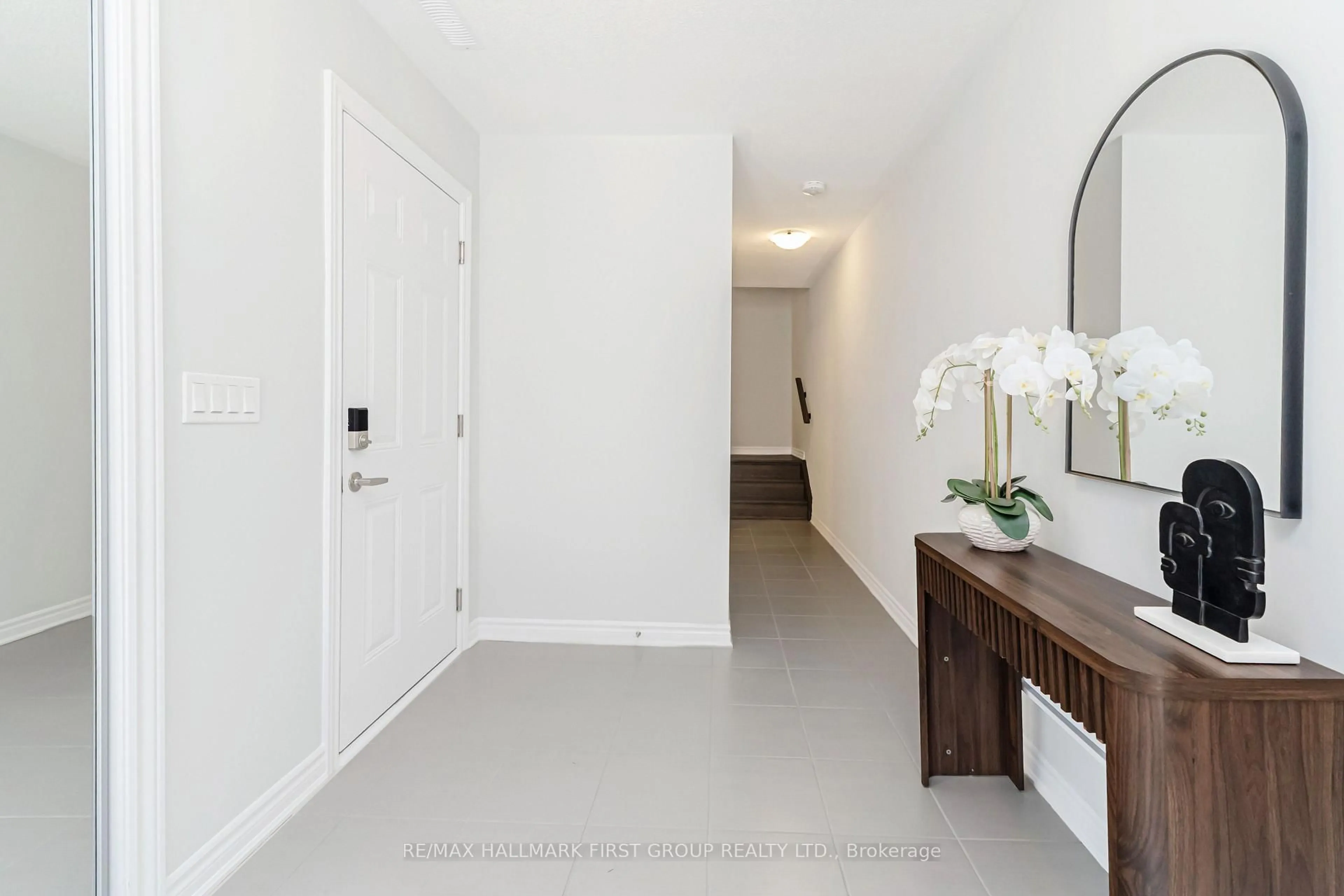 Indoor entryway for 1130 Greentree Path, Oshawa Ontario L1H 8L7