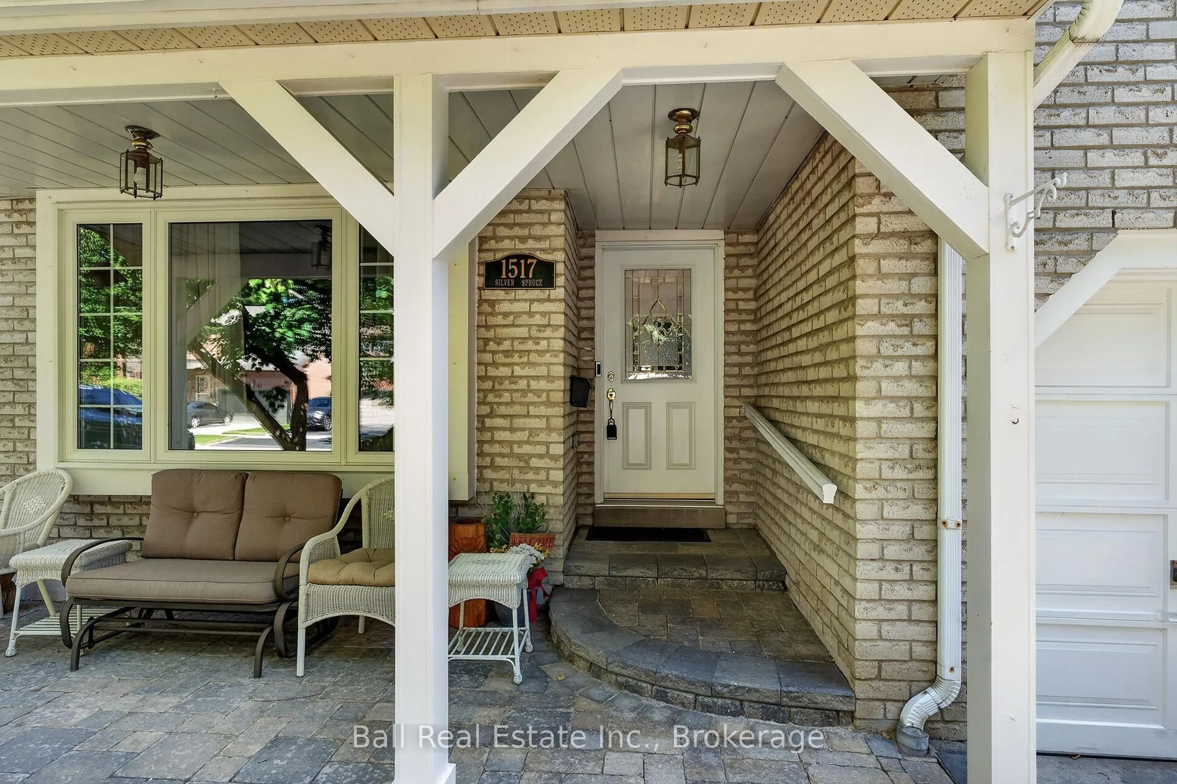 Indoor entryway for 1517 Silver Spruce Dr, Pickering Ontario L1V 5G9