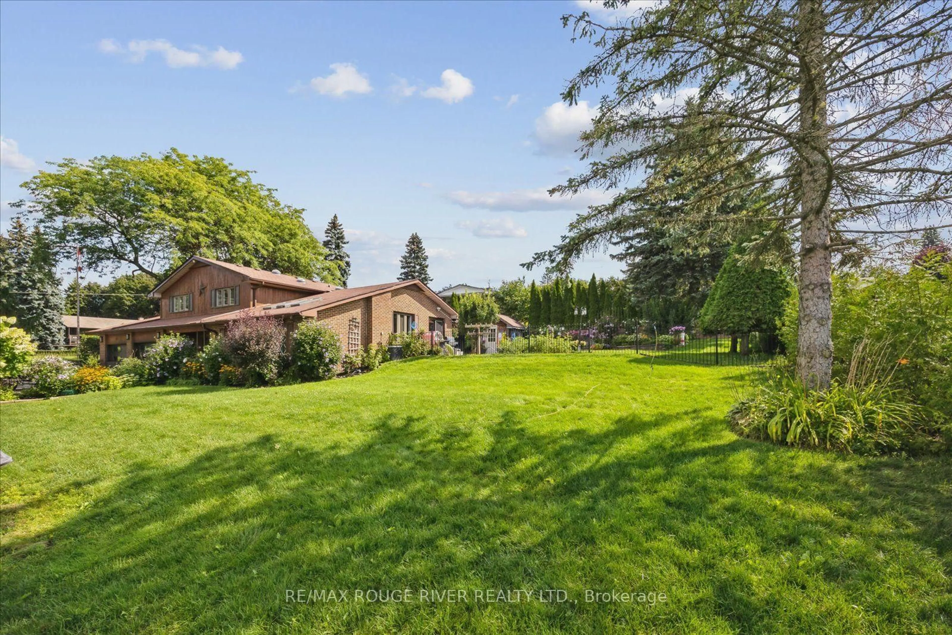 A pic from outside/outdoor area/front of a property/back of a property/a pic from drone, unknown for 881 Swiss Heights Dr, Oshawa Ontario L1K 2B1