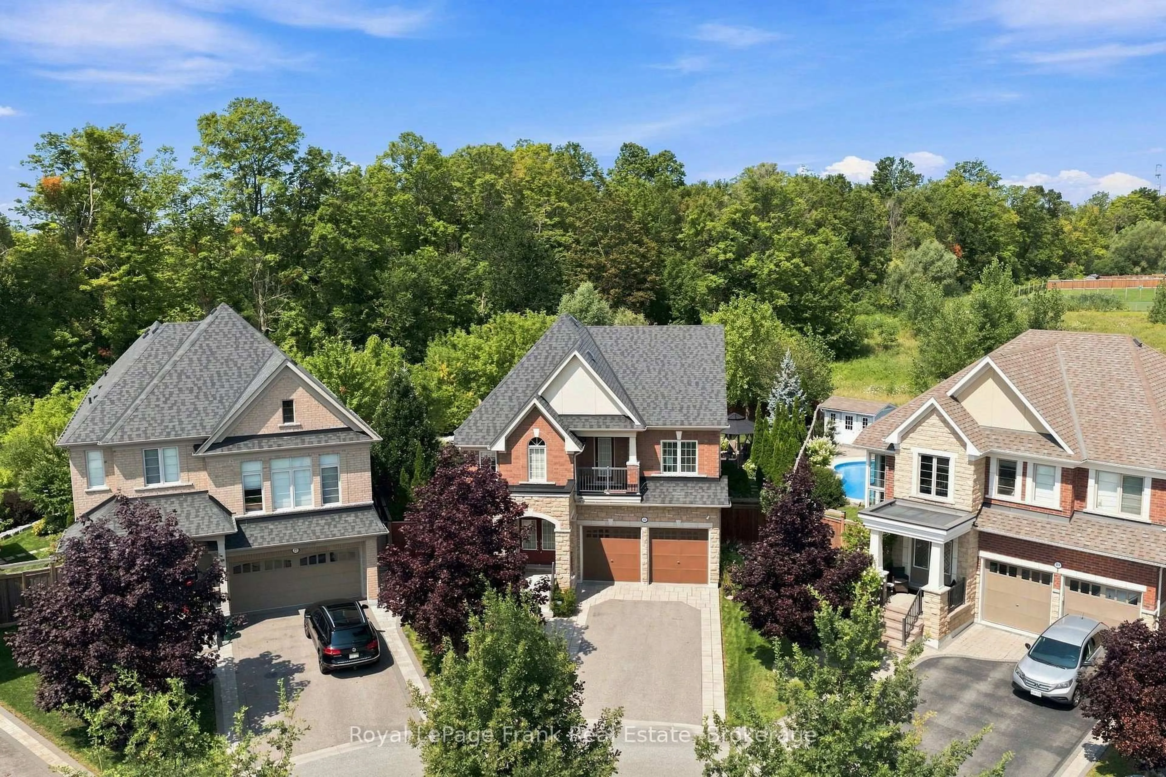 A pic from outside/outdoor area/front of a property/back of a property/a pic from drone, street for 218 Arctic Actress Crt, Oshawa Ontario L1L 0H3
