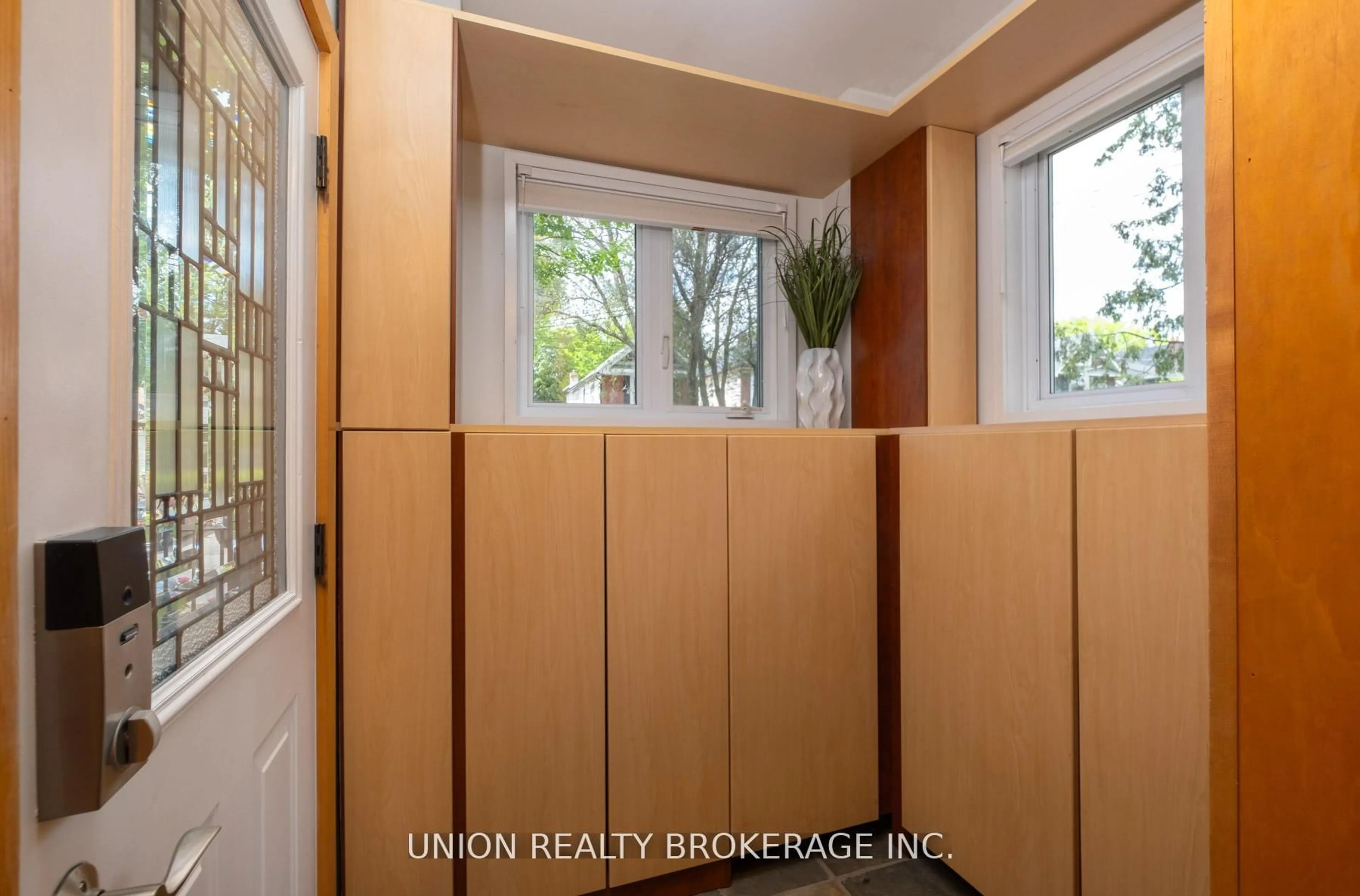 Indoor entryway for 99 Hiawatha Rd, Toronto Ontario M4L 2X7