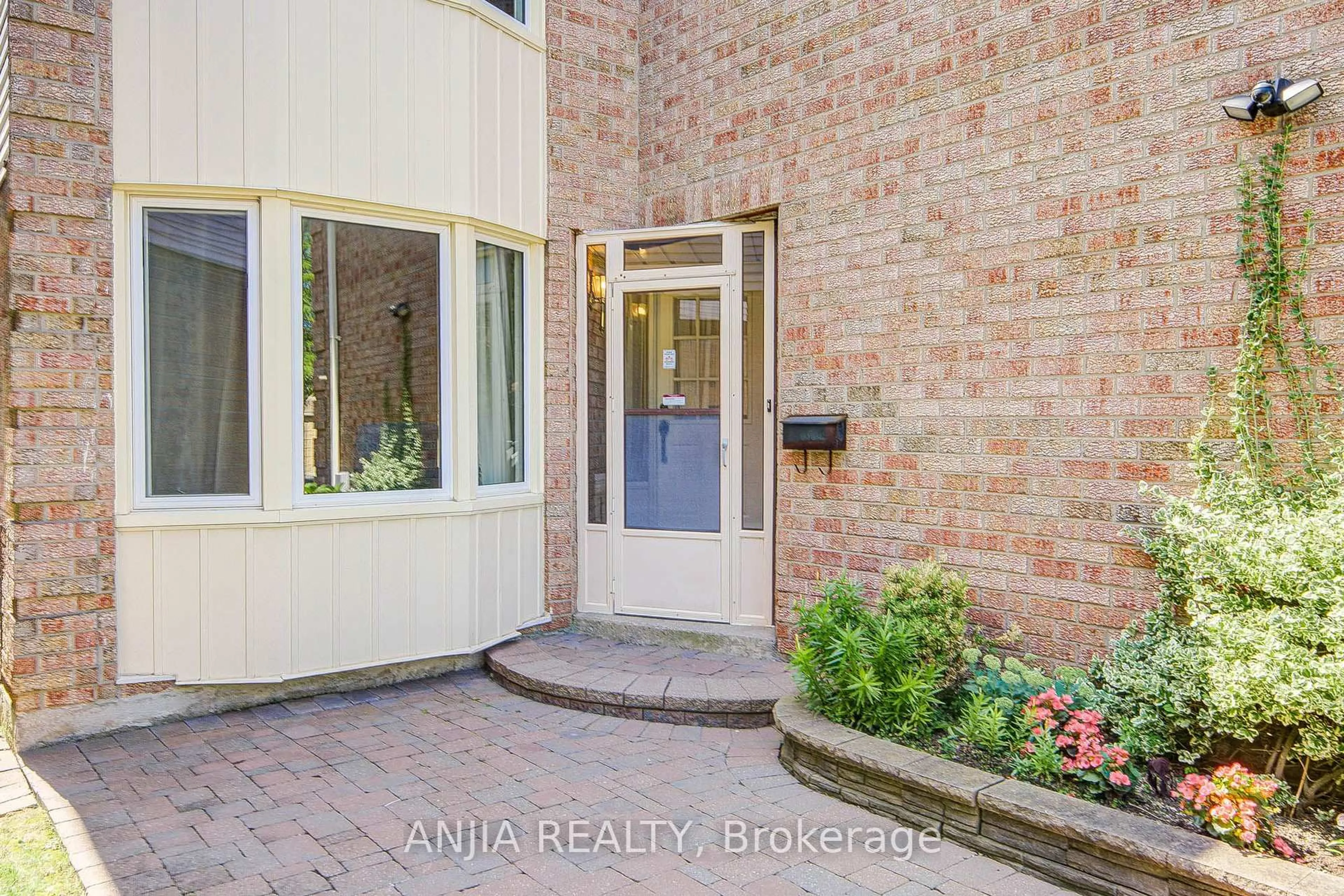 Indoor entryway for 123 Chapel Park Sq, Toronto Ontario M1V 2S3