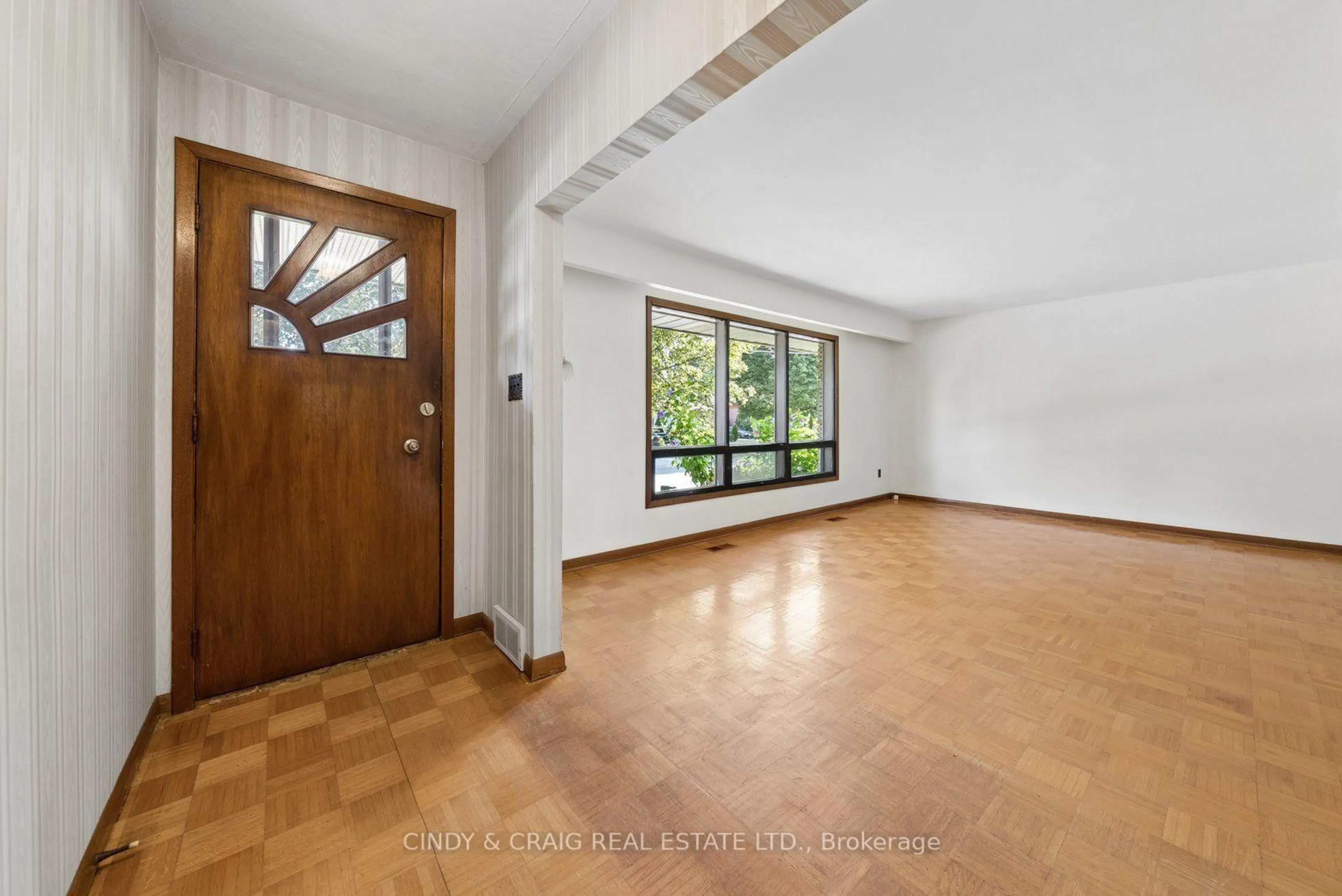 Indoor foyer for 522 Dunkirk Ave, Oshawa Ontario L1H 3G7