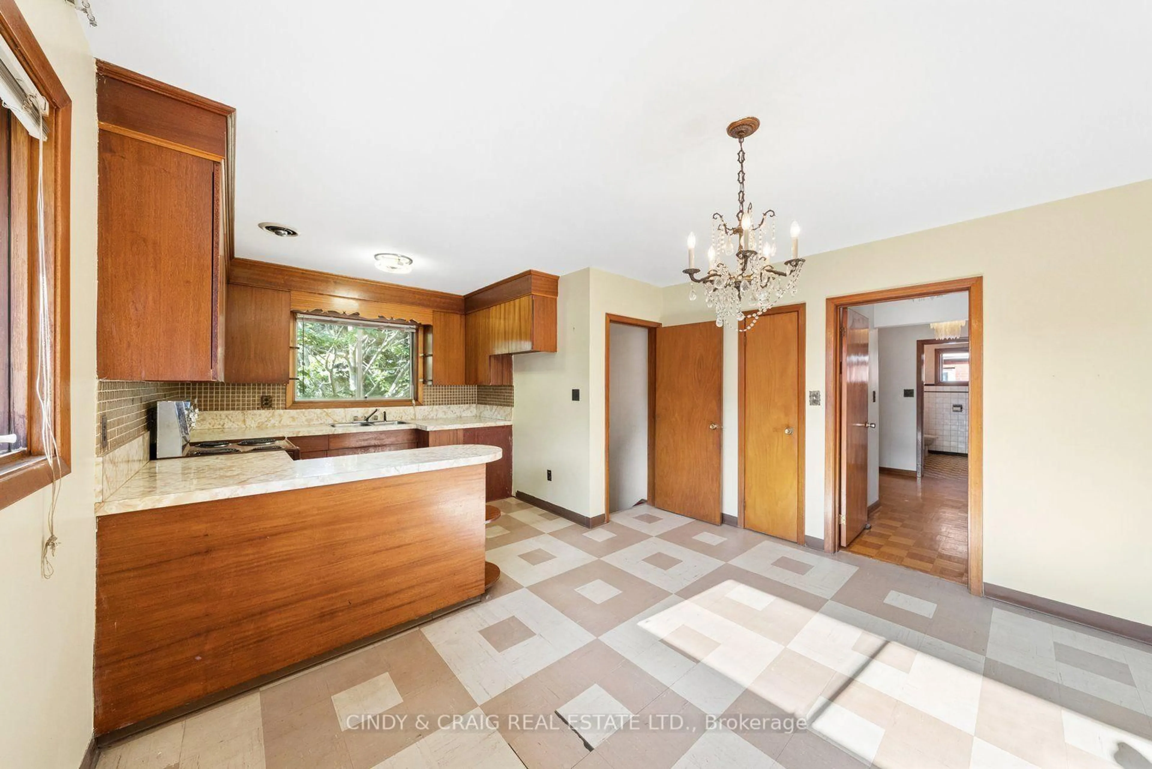 Open concept kitchen, ceramic/tile floor for 522 Dunkirk Ave, Oshawa Ontario L1H 3G7