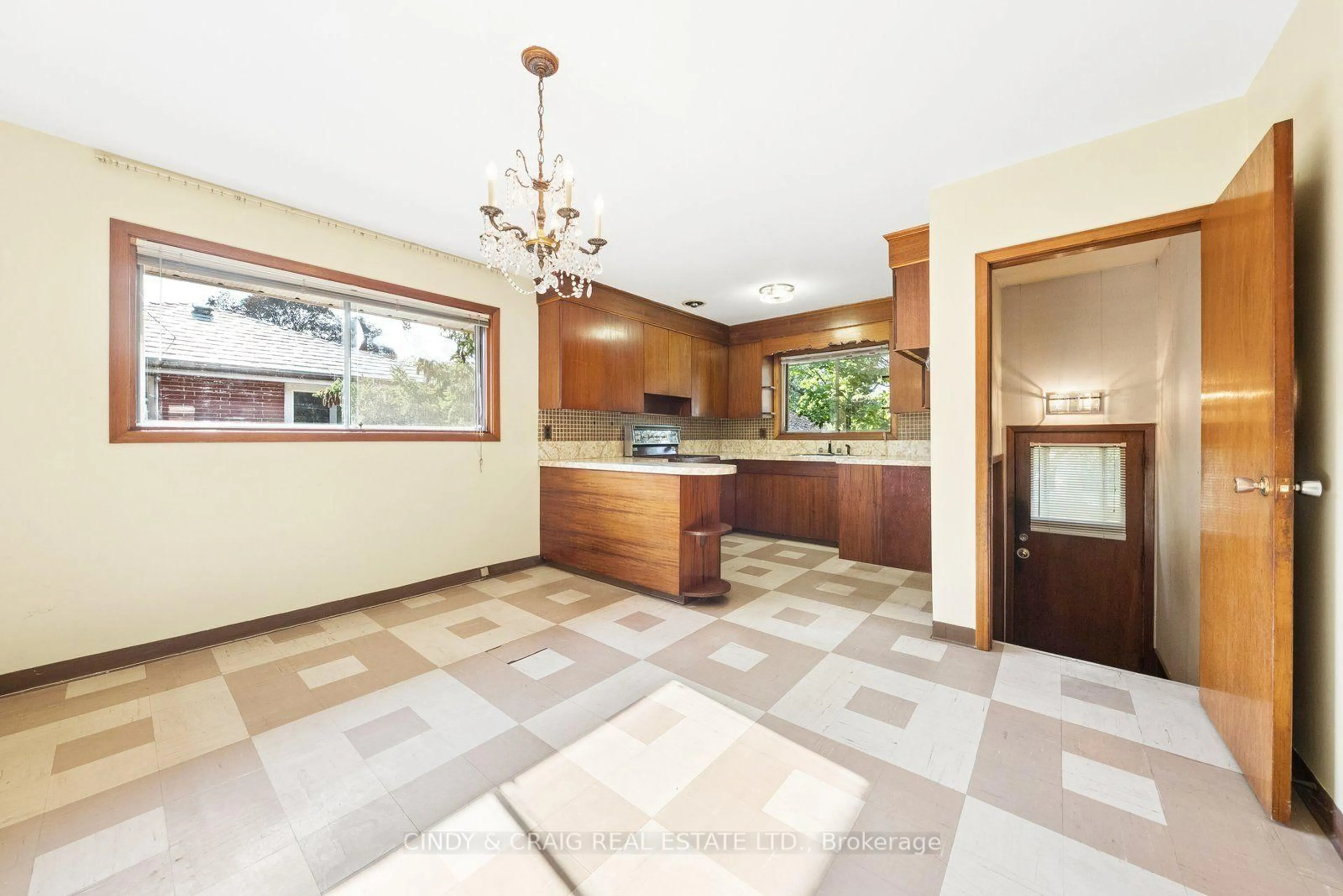 Open concept kitchen, ceramic/tile floor for 522 Dunkirk Ave, Oshawa Ontario L1H 3G7
