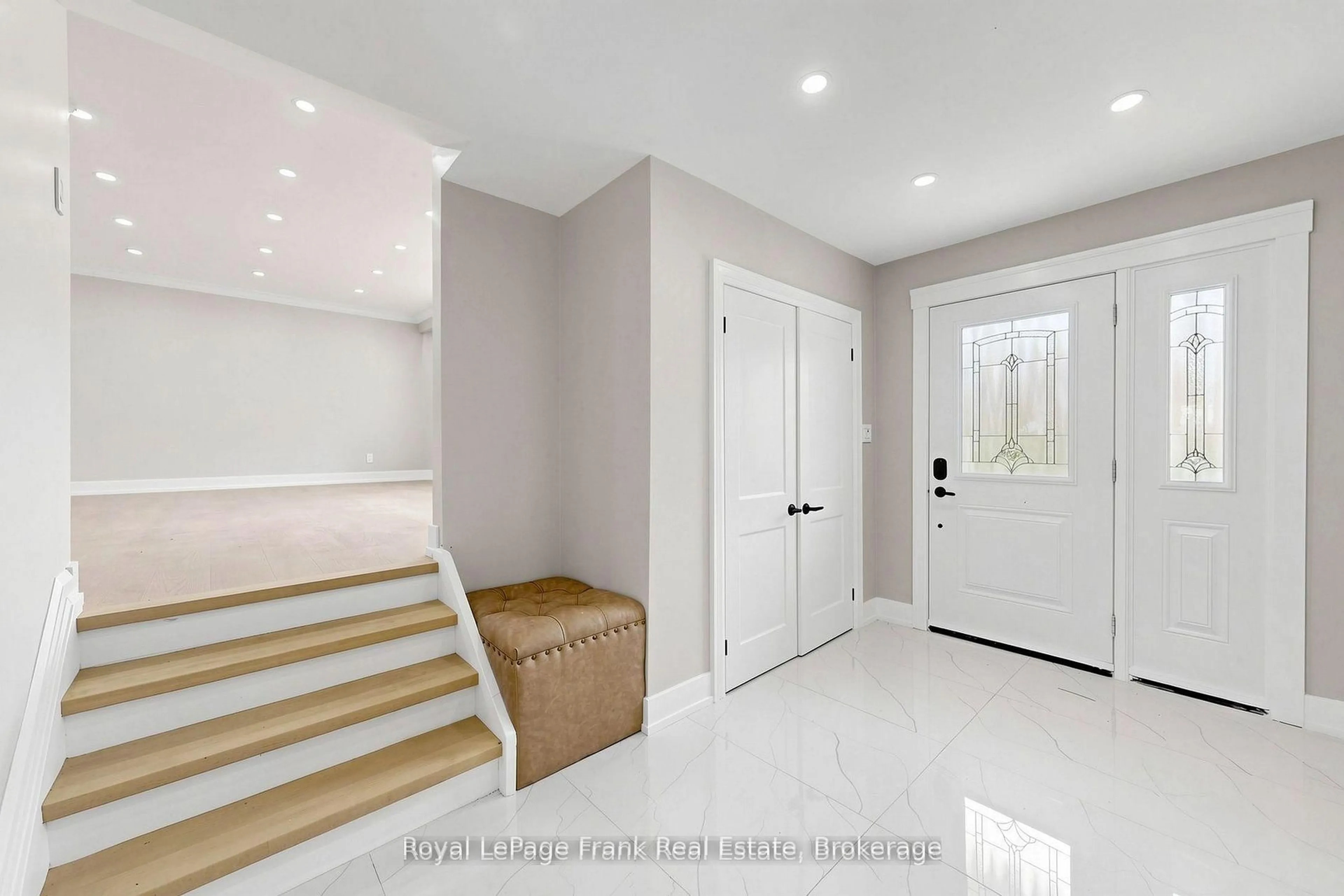 Indoor entryway for 344 Rossland Rd, Oshawa Ontario L1G 2X1