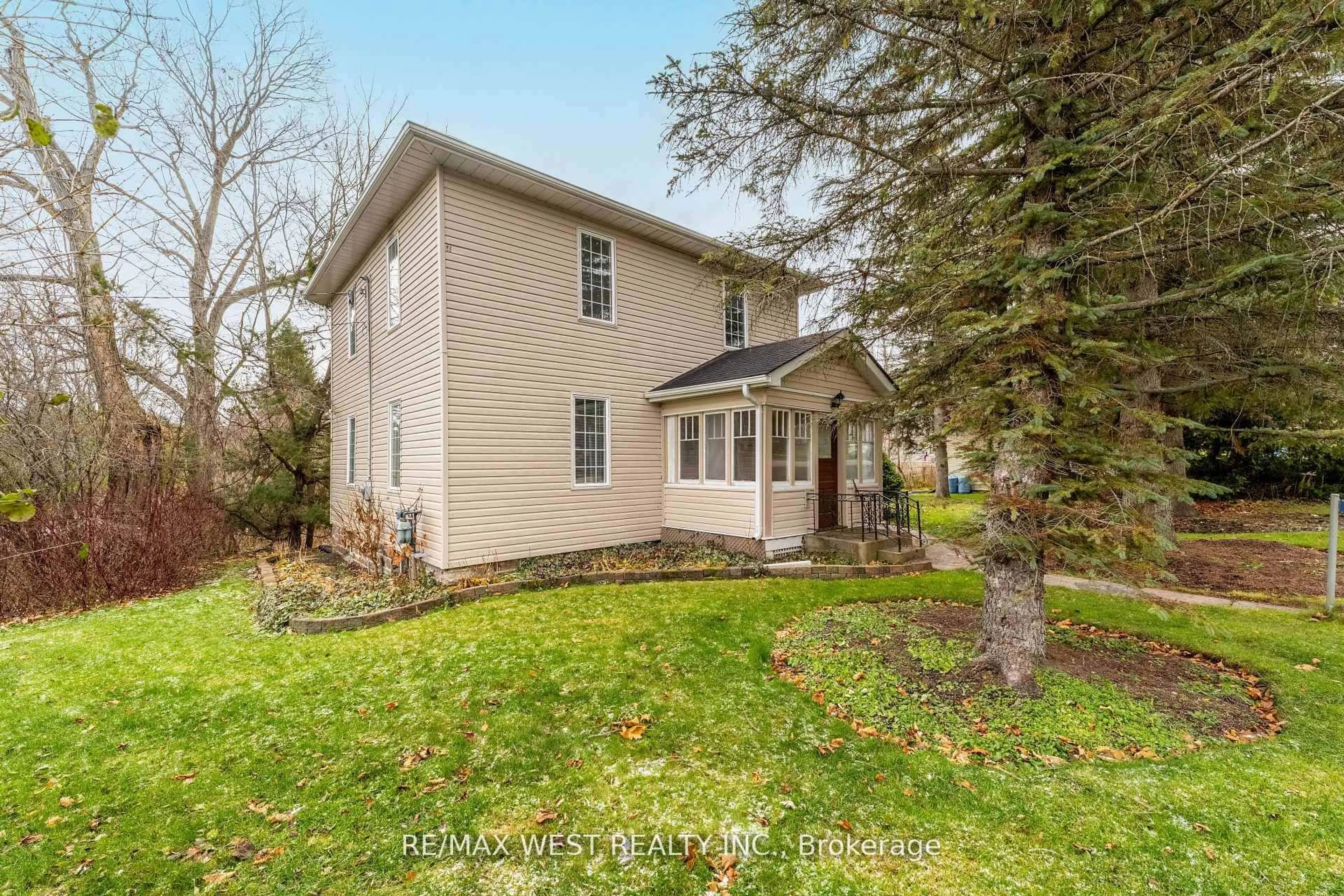 A pic from outside/outdoor area/front of a property/back of a property/a pic from drone, unknown for 4 Coryell St, Scugog Ontario L0C 1G0