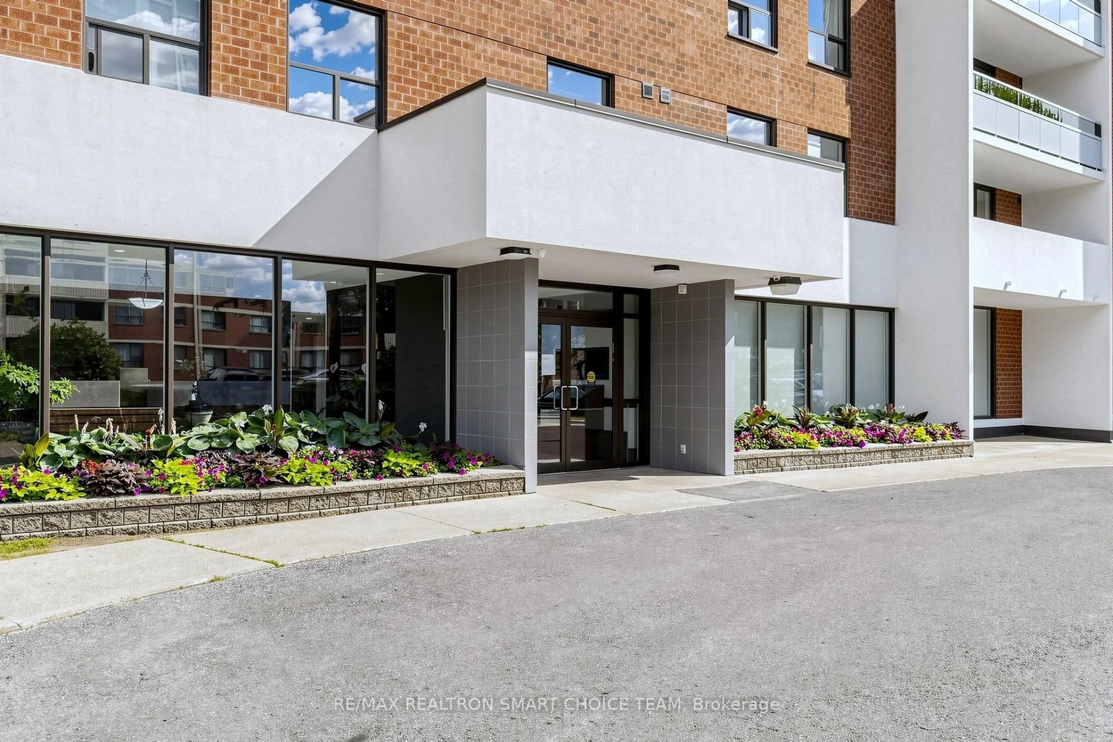 Indoor foyer for 1250 Bridletowne Circ #907, Toronto Ontario M1W 2V1