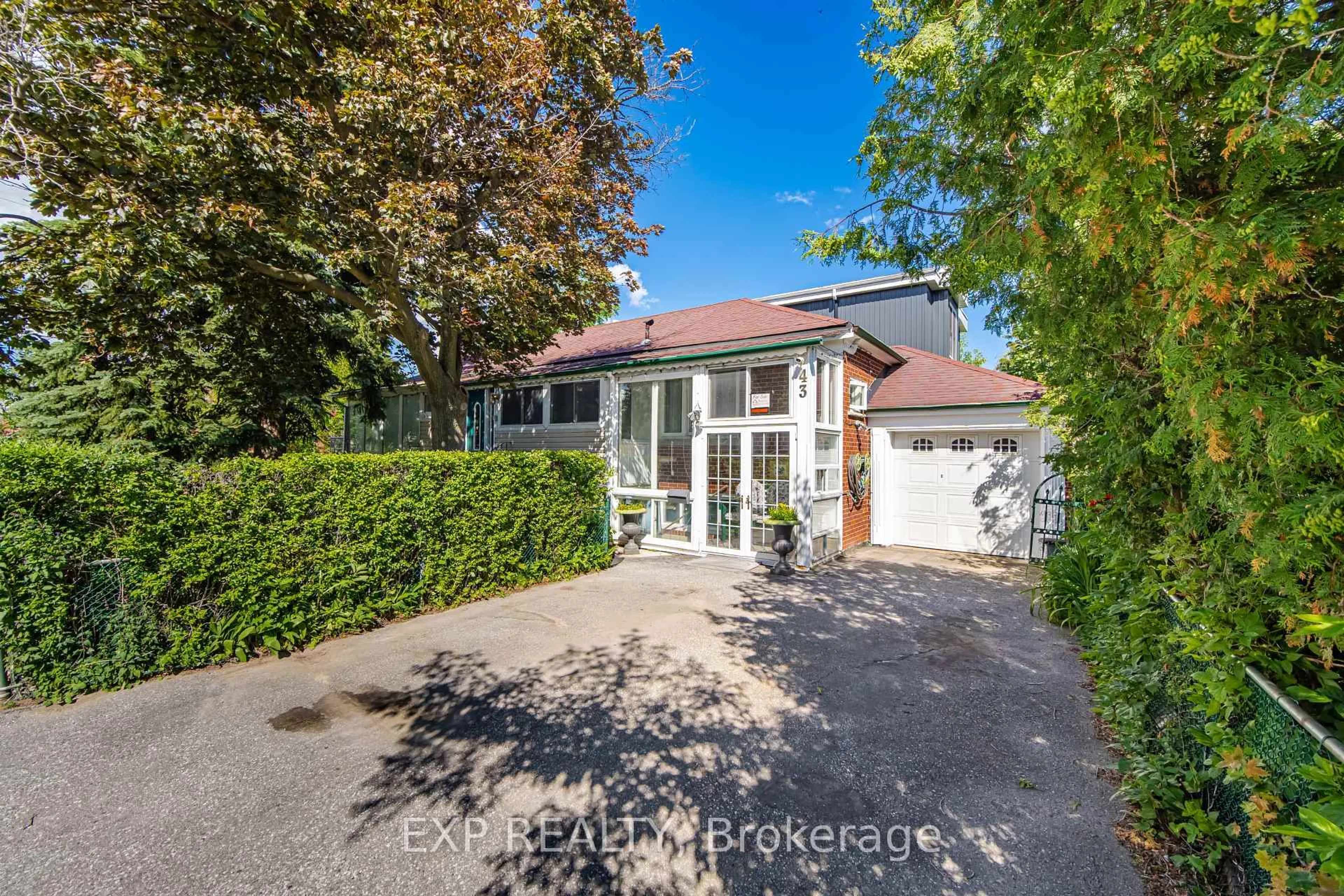A pic from outside/outdoor area/front of a property/back of a property/a pic from drone, street for 43 Ridgemoor Ave, Toronto Ontario M1N 1M5