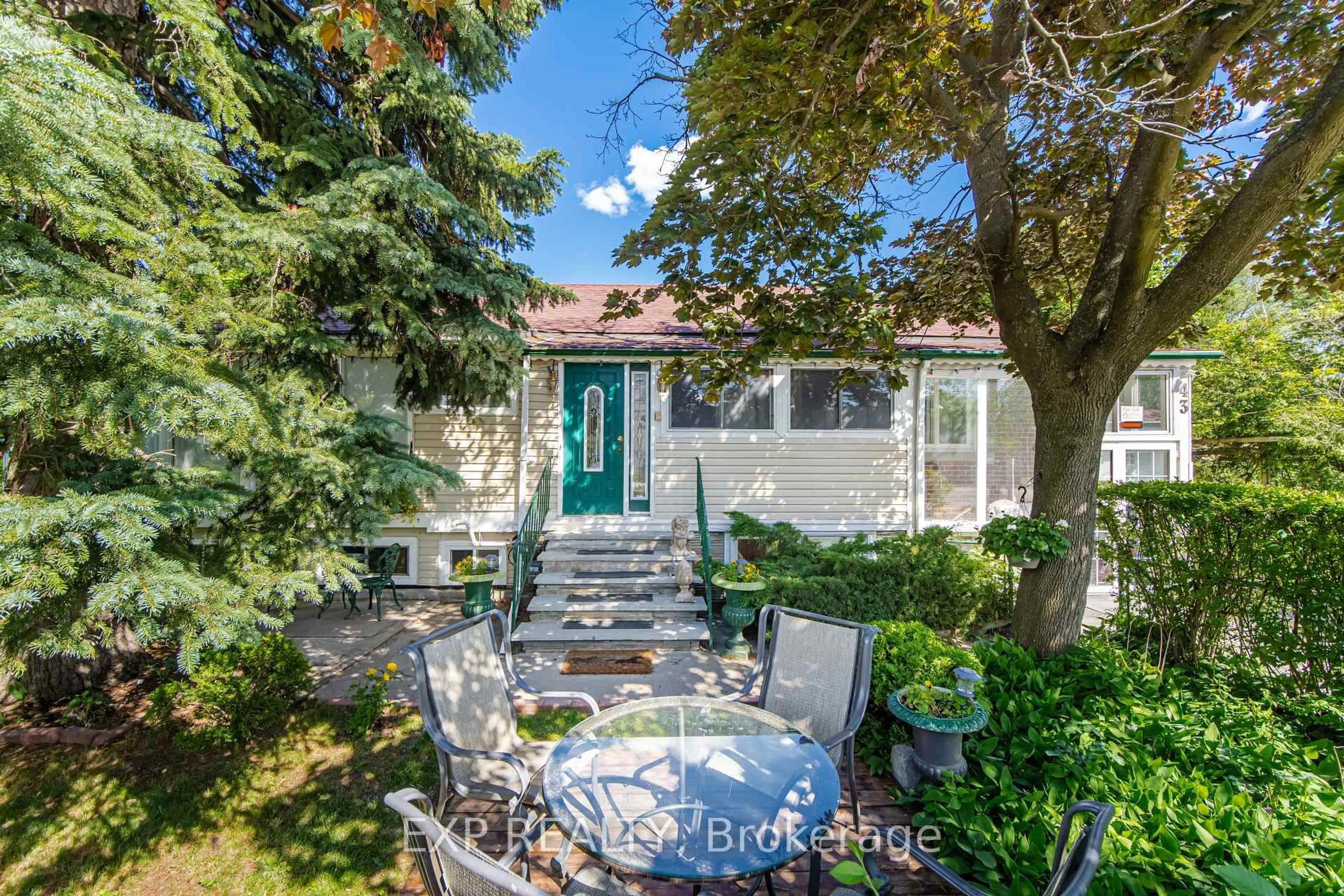 A pic from outside/outdoor area/front of a property/back of a property/a pic from drone, street for 43 Ridgemoor Ave, Toronto Ontario M1N 1M5