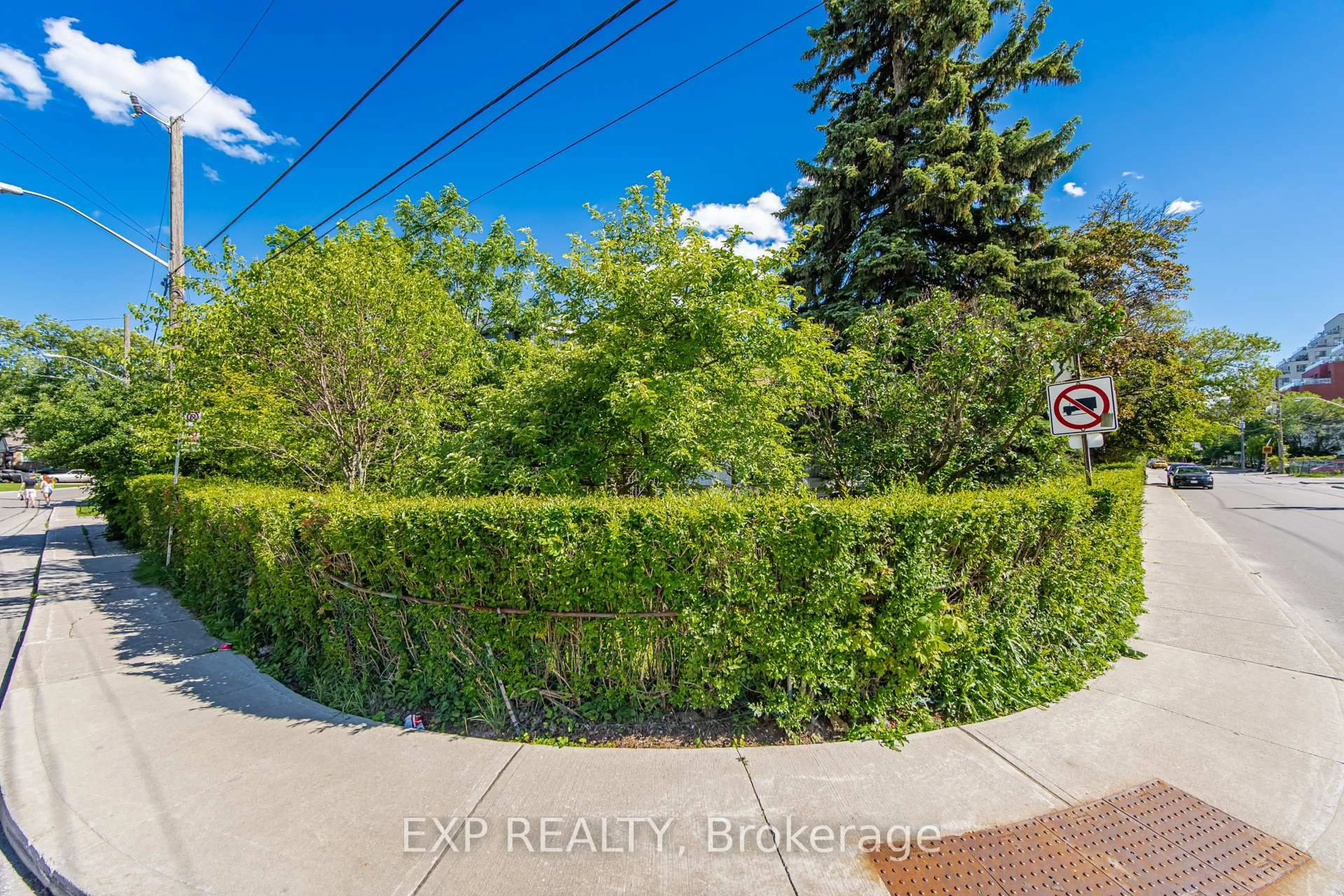 A pic from outside/outdoor area/front of a property/back of a property/a pic from drone, street for 43 Ridgemoor Ave, Toronto Ontario M1N 1M5
