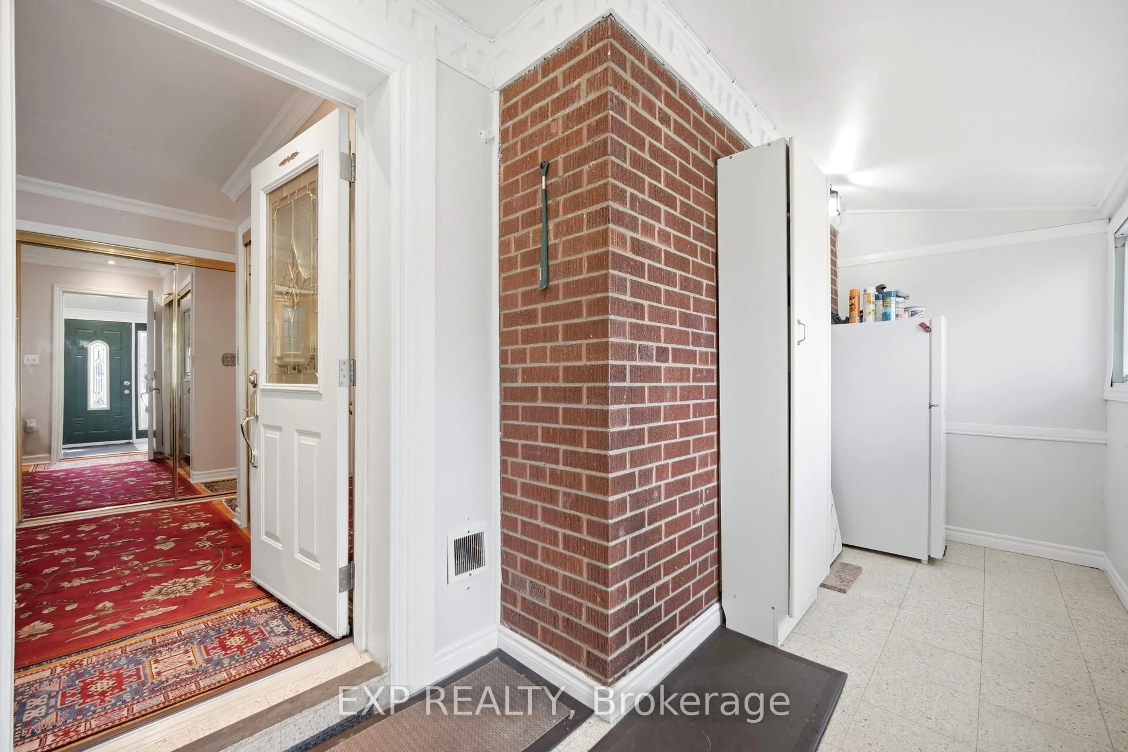 Indoor entryway for 43 Ridgemoor Ave, Toronto Ontario M1N 1M5