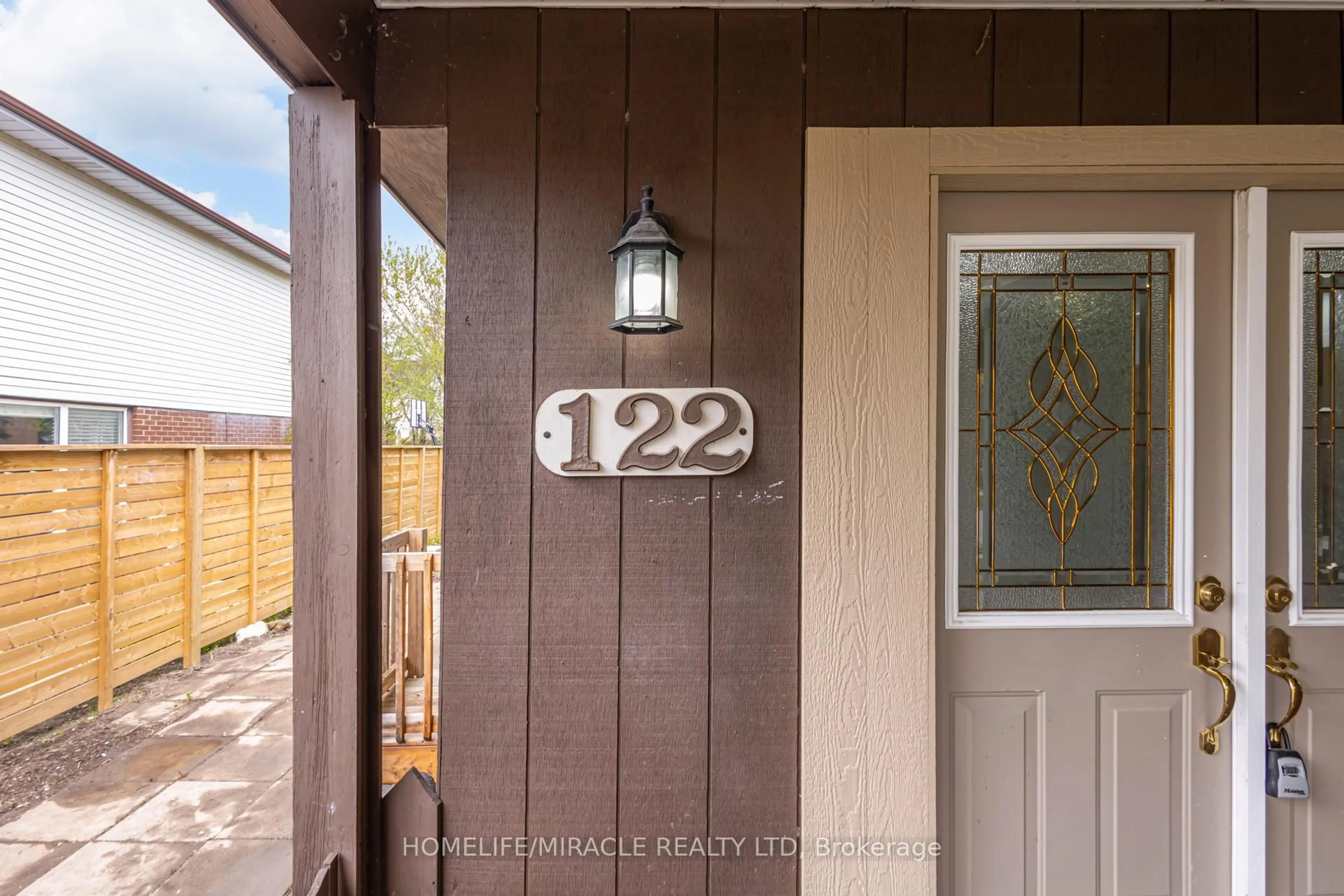 Indoor entryway for 122 Ormond Dr, Oshawa Ontario L1G 6T4