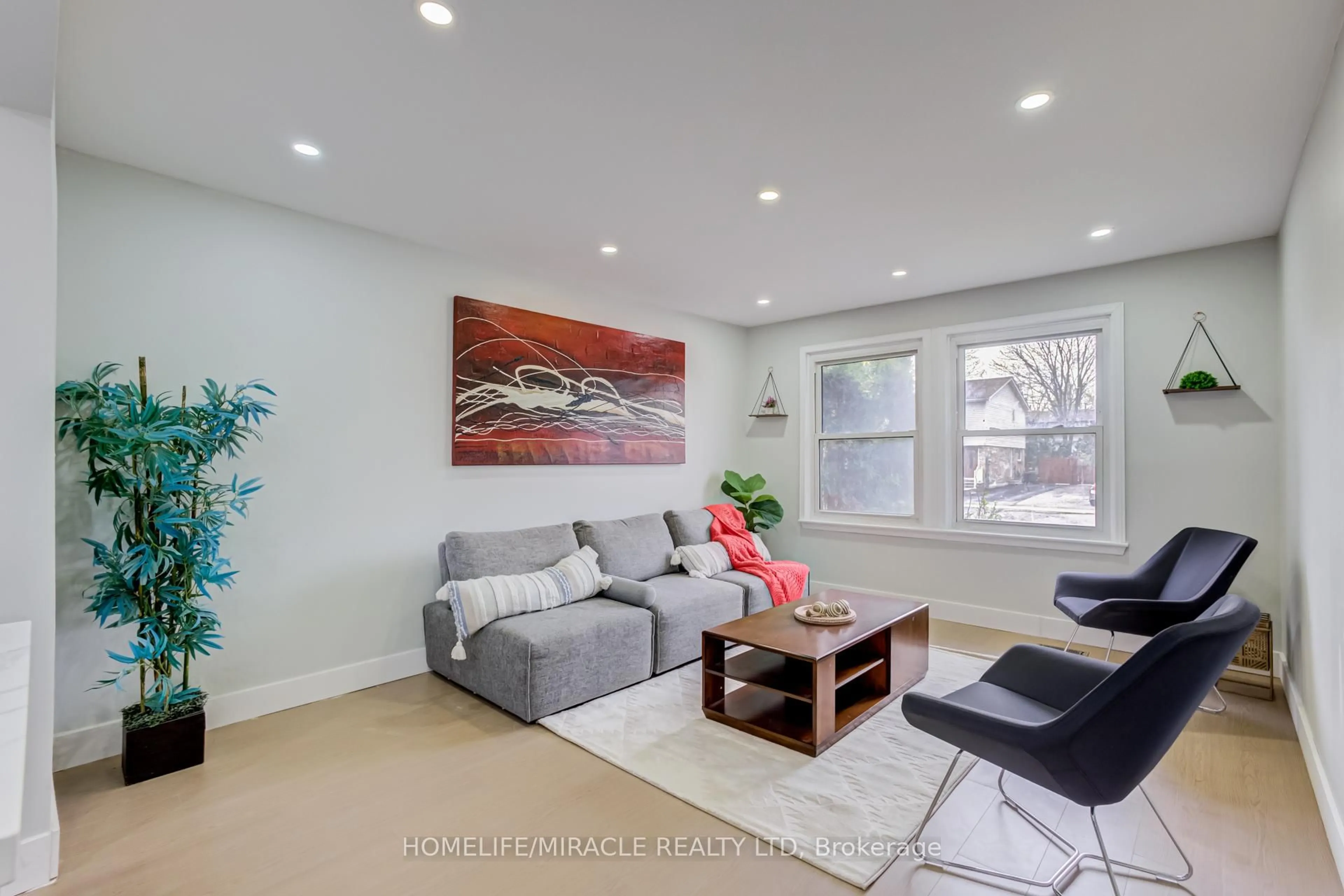 Living room with furniture, unknown for 122 Ormond Dr, Oshawa Ontario L1G 6T4