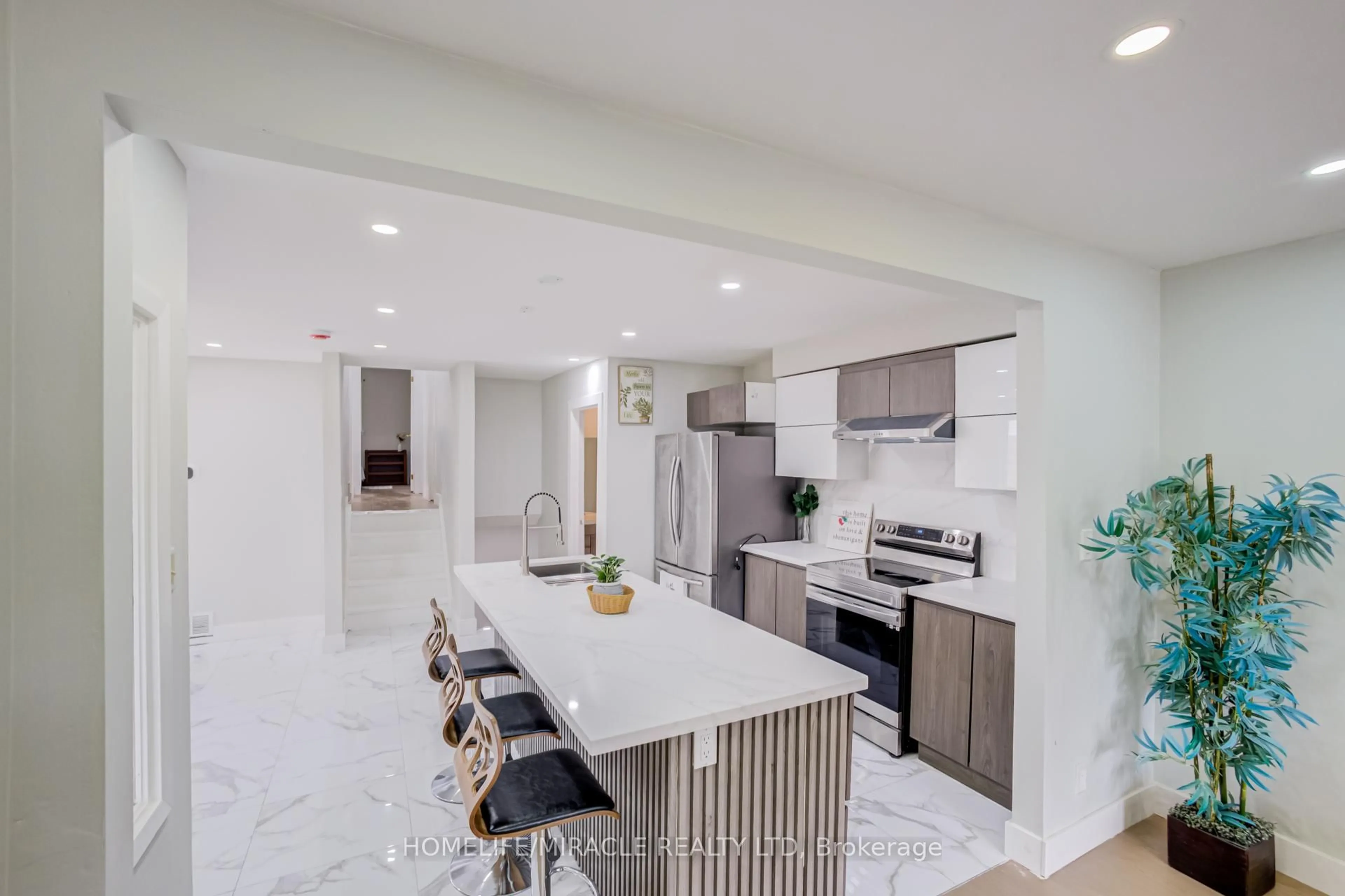Open concept kitchen, ceramic/tile floor for 122 Ormond Dr, Oshawa Ontario L1G 6T4