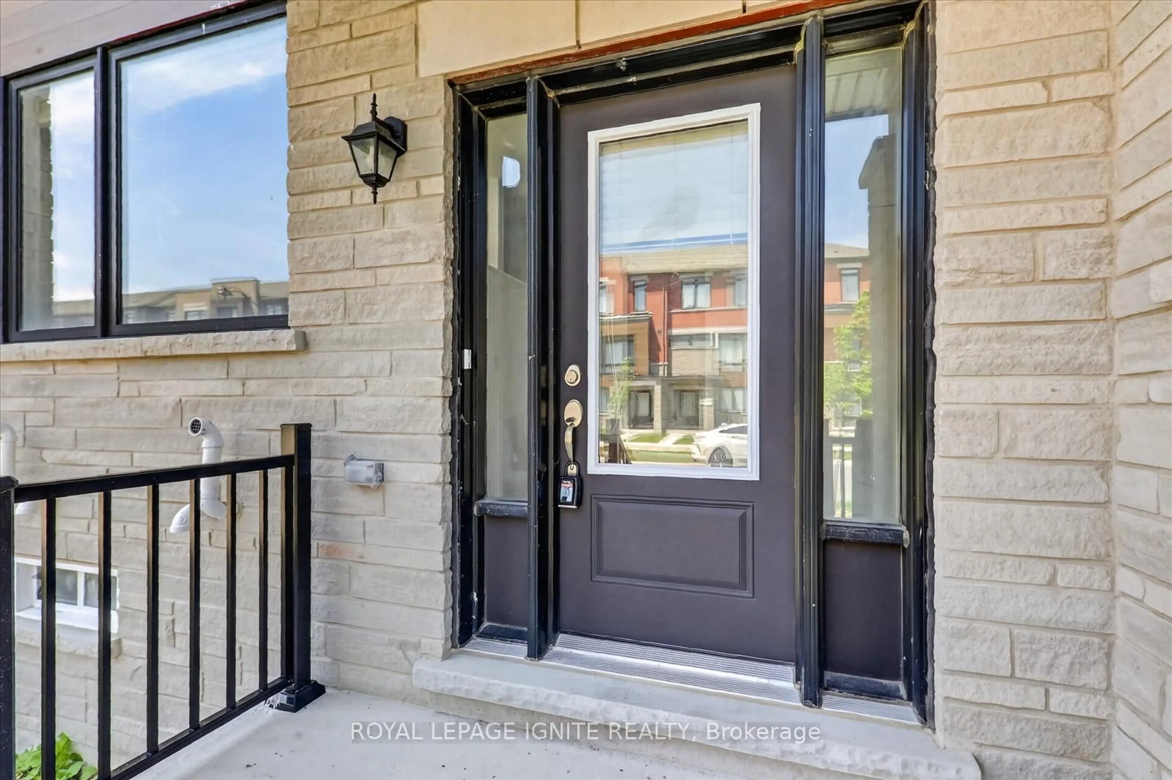Indoor entryway for 516 Danks Ridge Dr, Ajax Ontario L1S 0H4