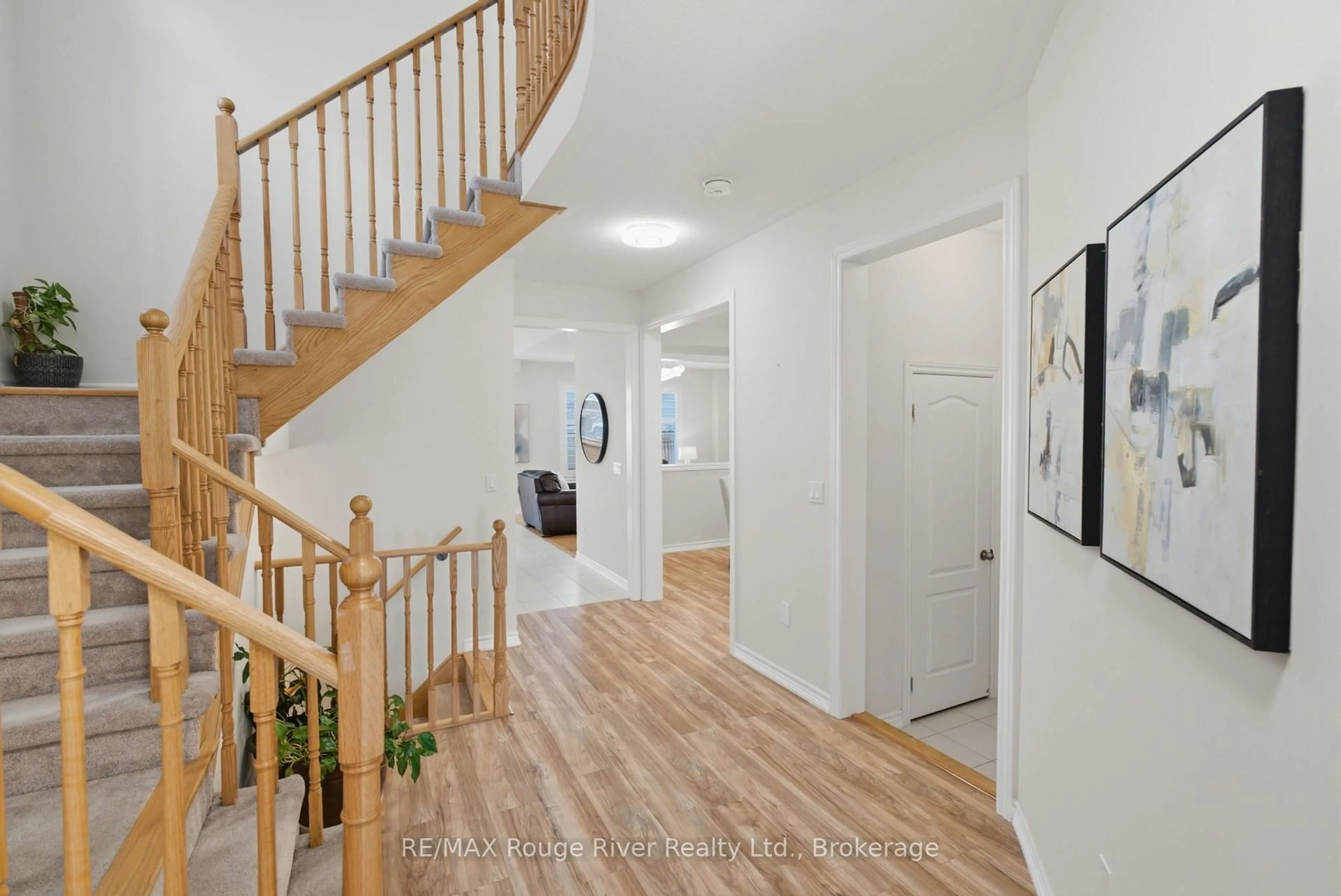 Indoor entryway for 1220 Ronald Inche Dr, Oshawa Ontario L1K 0Y5