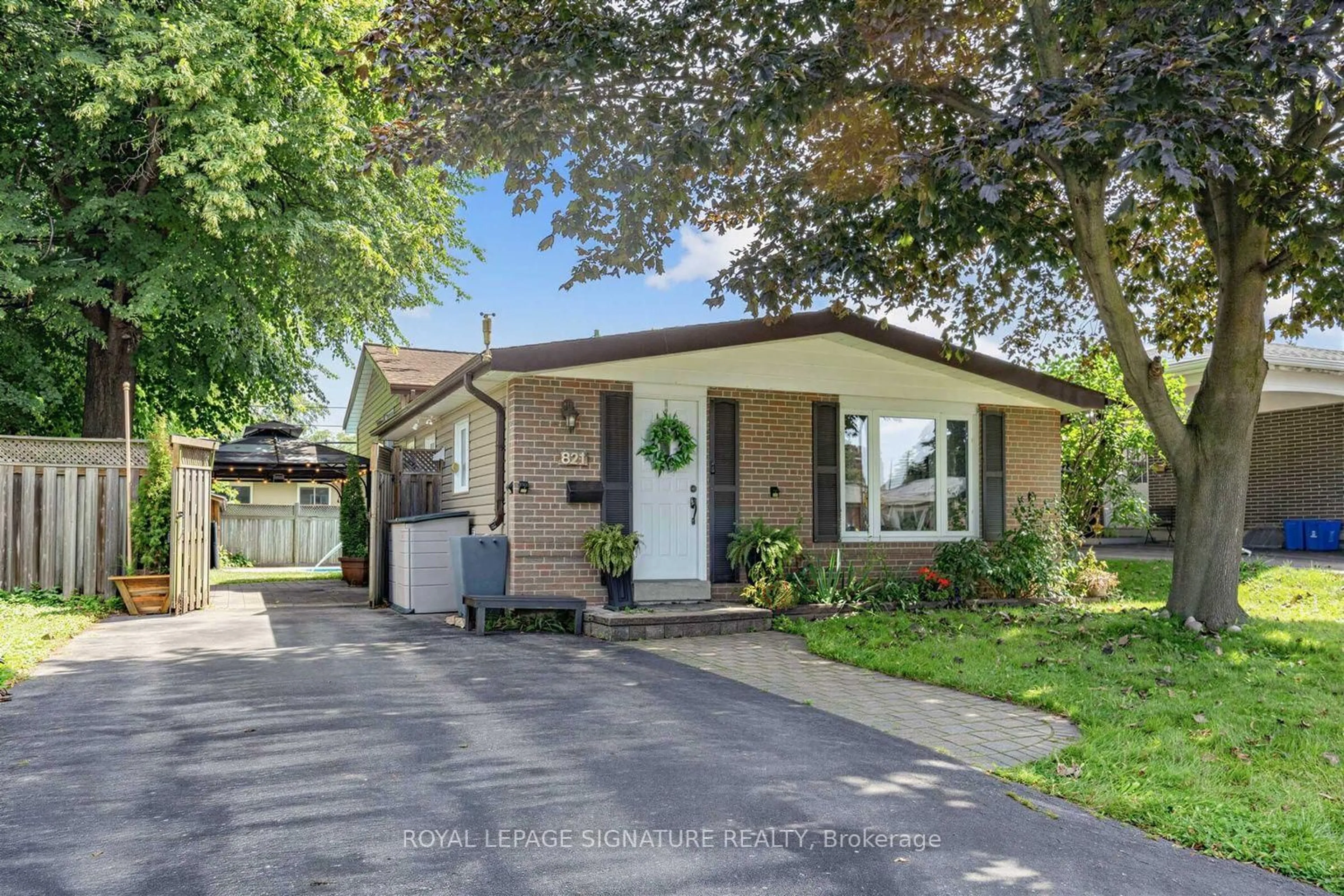 Home with vinyl exterior material, street for 821 Krosno Blvd, Pickering Ontario L1W 1G7