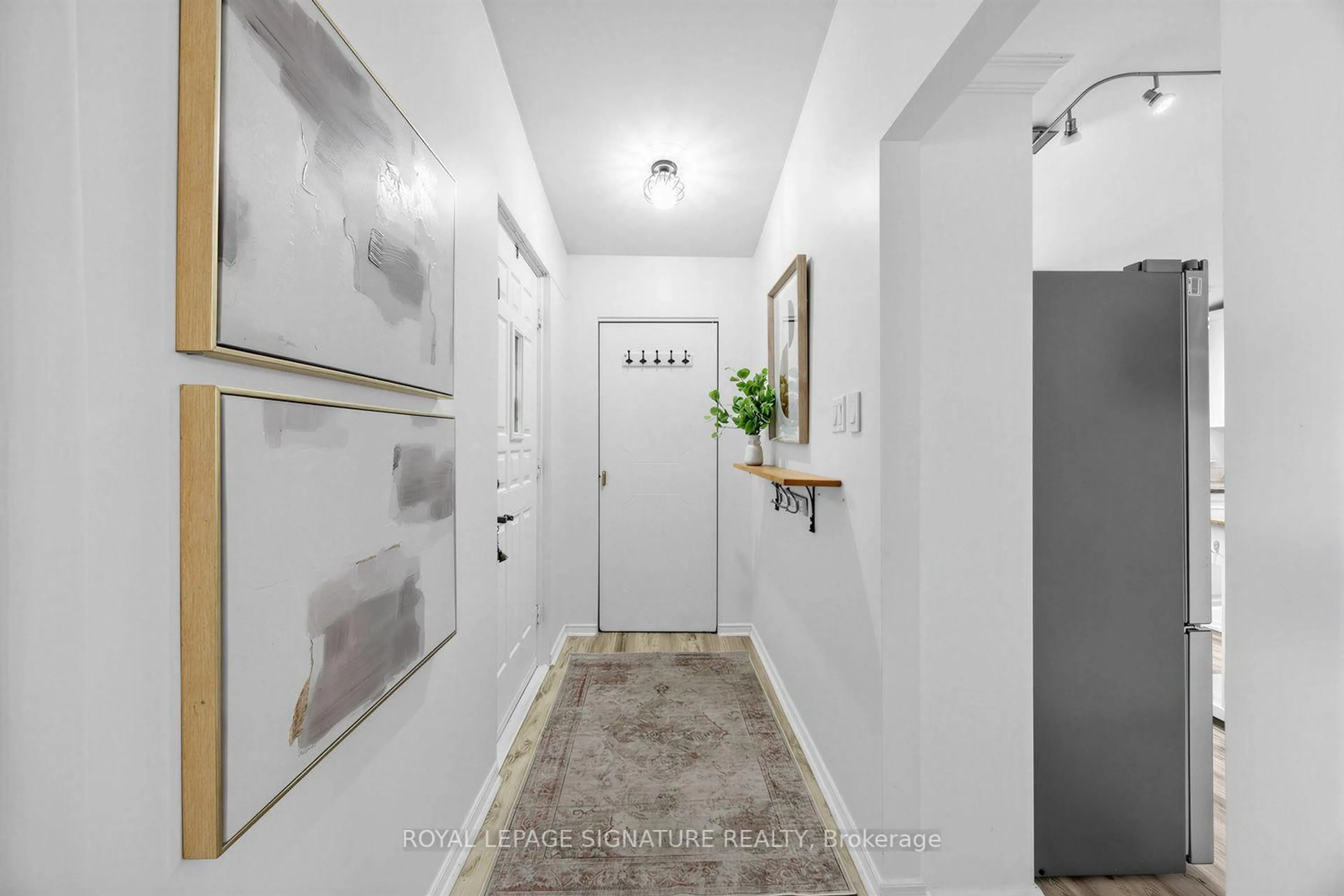 Indoor entryway for 821 Krosno Blvd, Pickering Ontario L1W 1G7