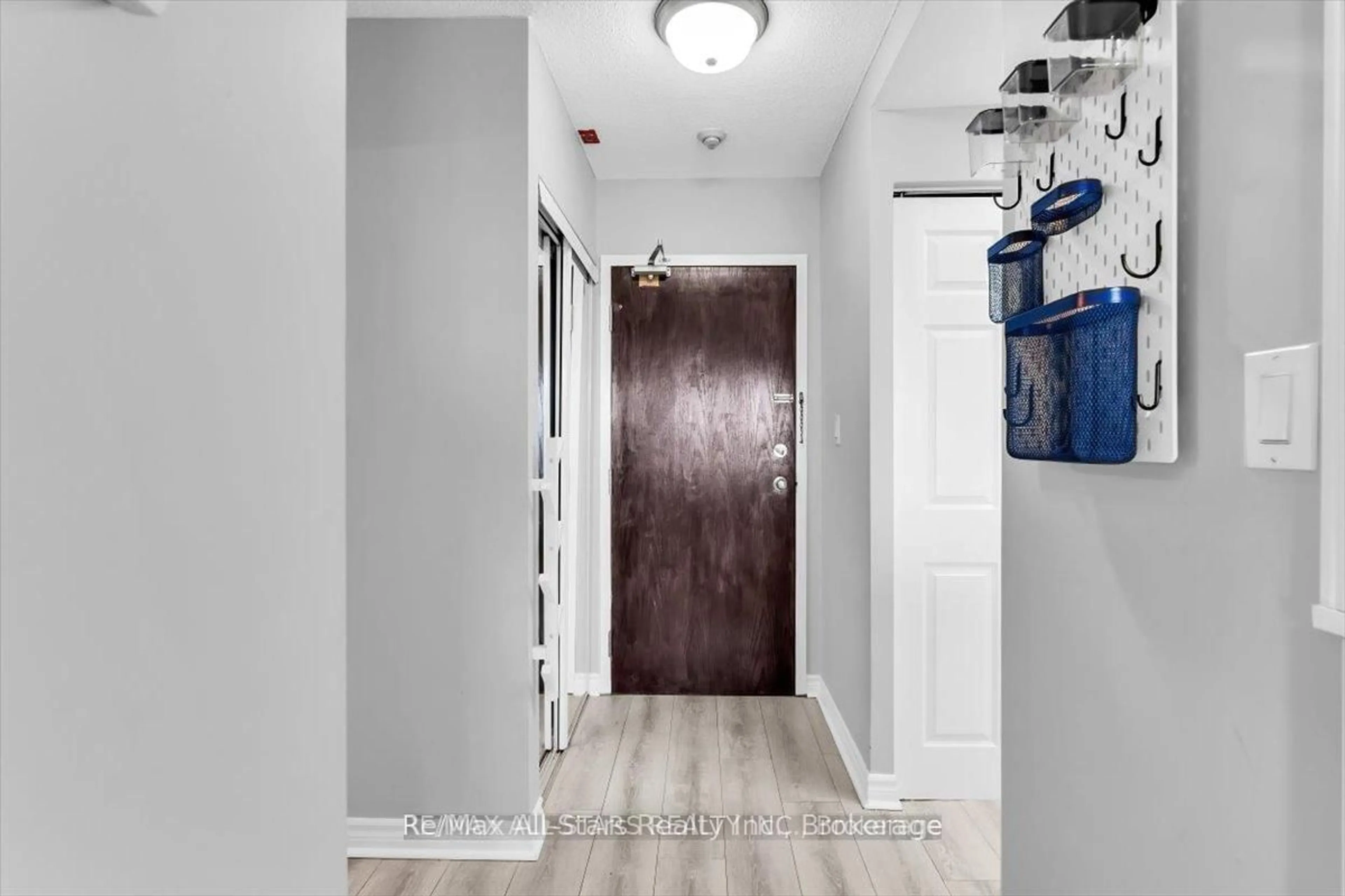 Indoor entryway for 711 Rossland Rd #1002, Whitby Ontario L1N 8Z1