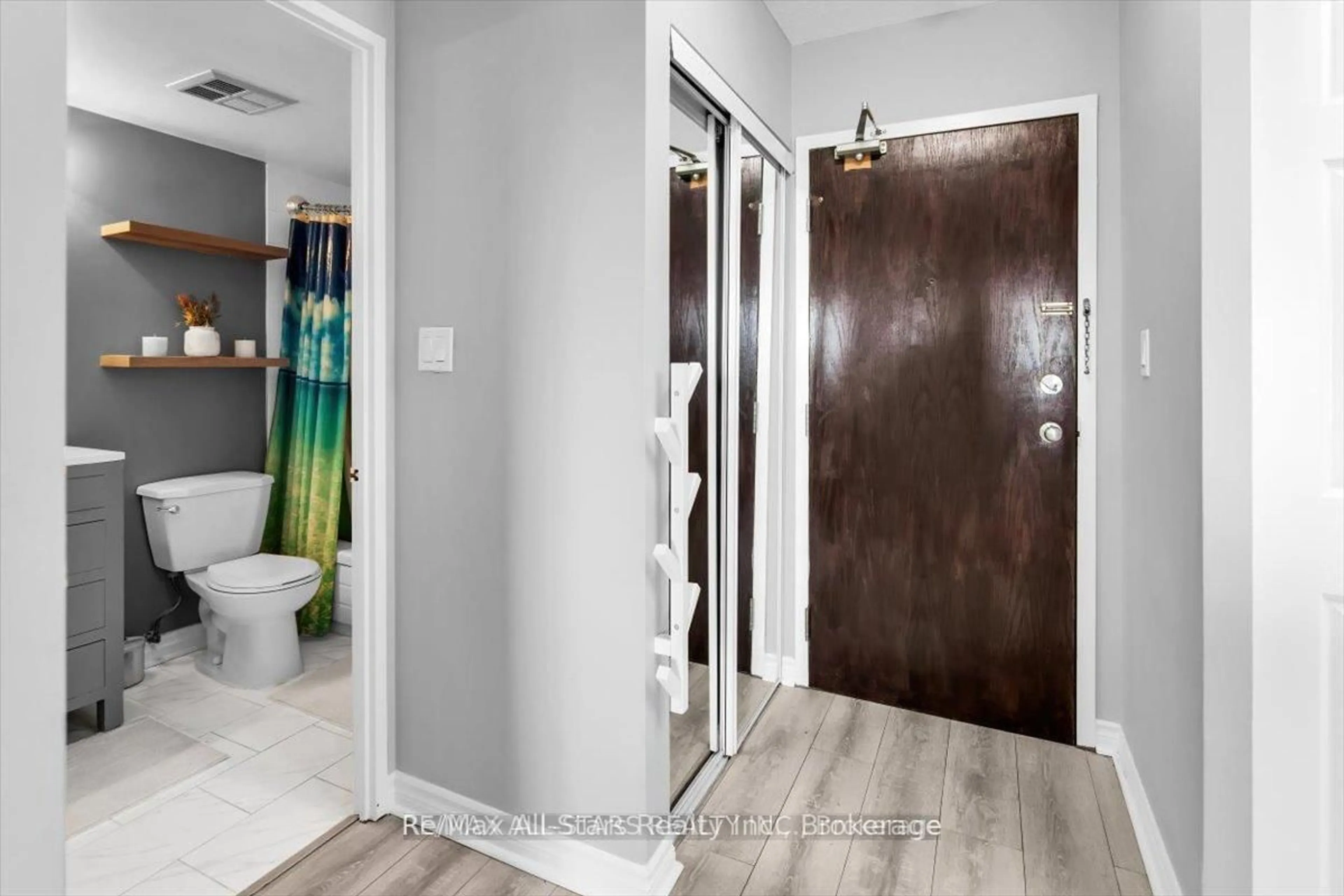 Indoor entryway for 711 Rossland Rd #1002, Whitby Ontario L1N 8Z1