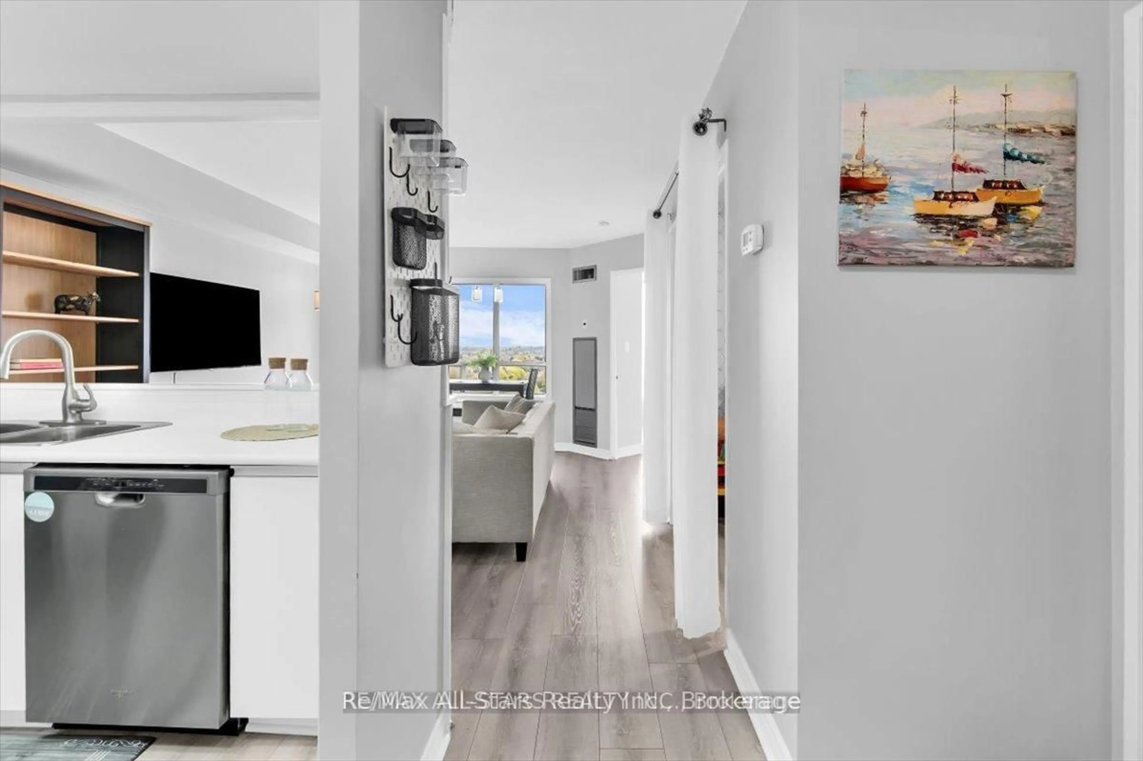 Indoor entryway for 711 Rossland Rd #1002, Whitby Ontario L1N 8Z1