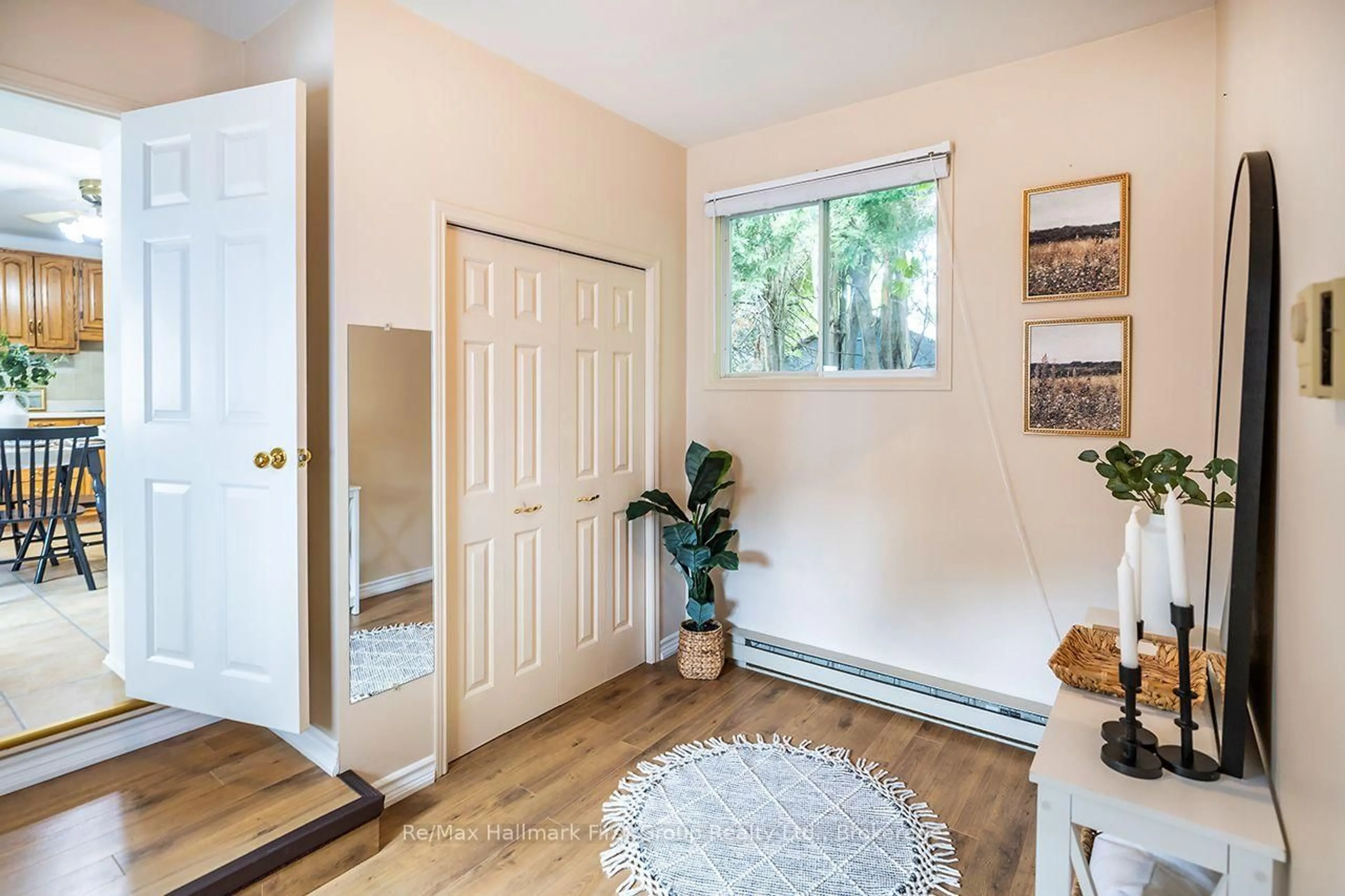 Indoor entryway for 359 Sexton St, Scugog Ontario L9L 1E6