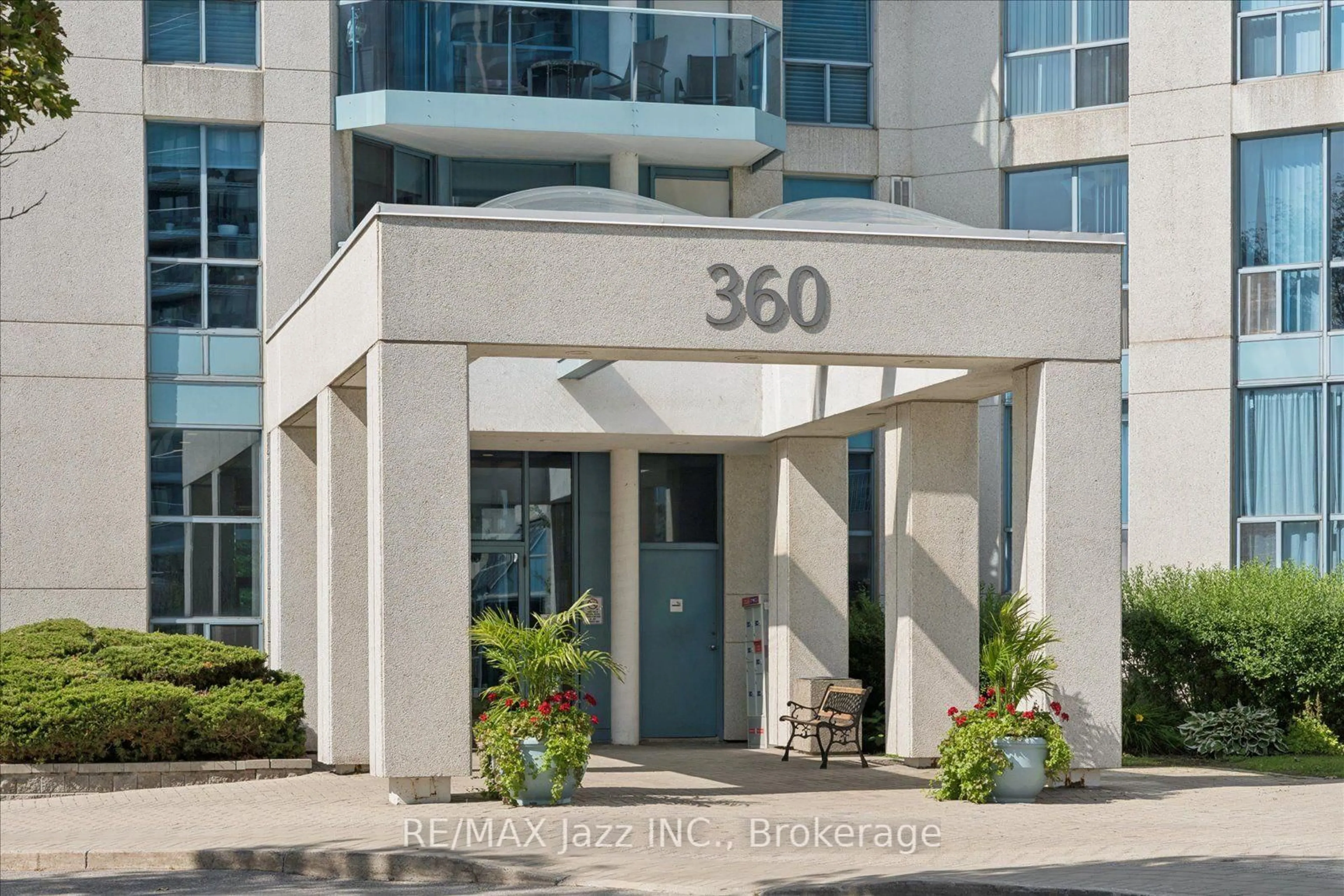 Indoor foyer for 360 Watson St #1003, Whitby Ontario L1H 6P1