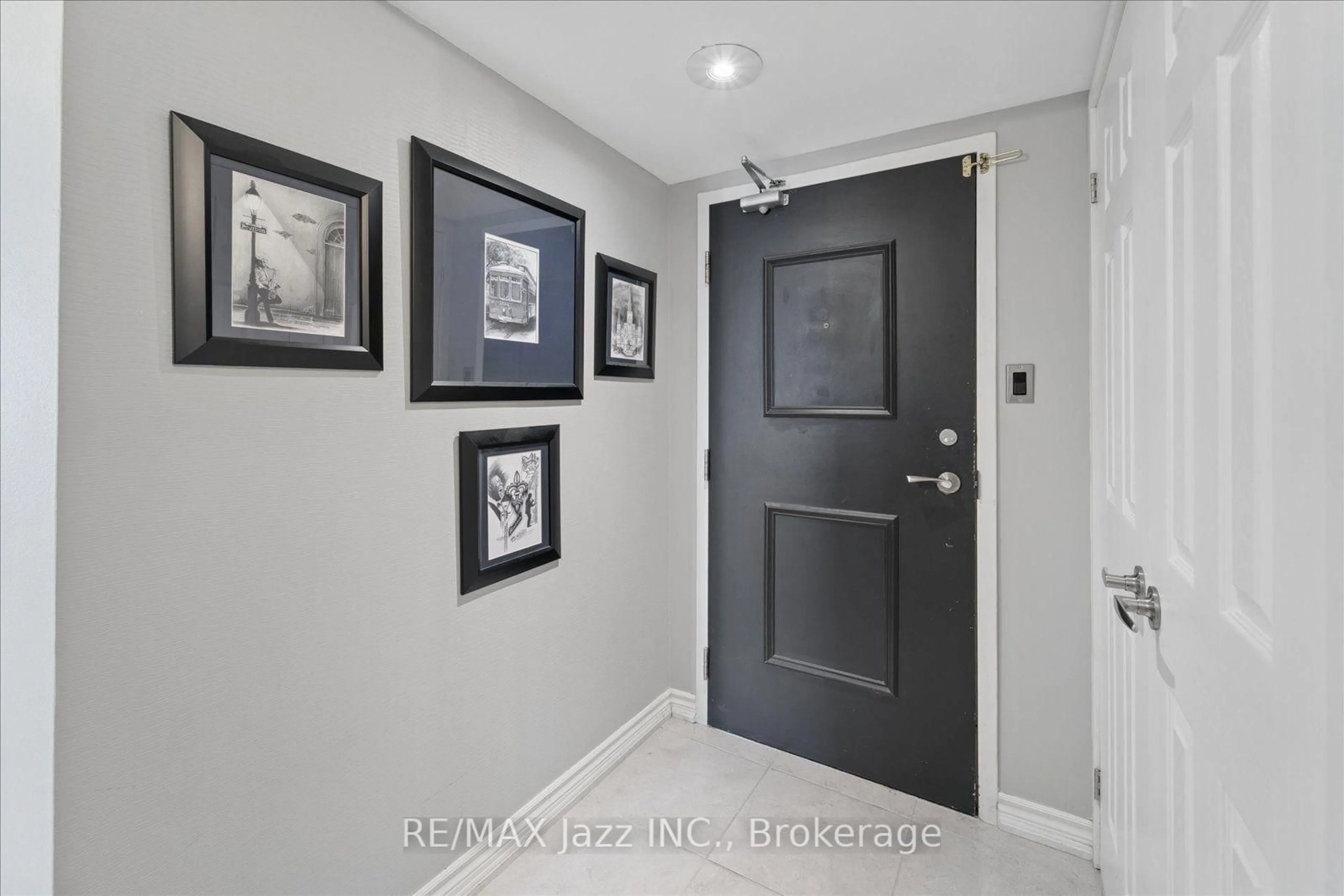 Indoor entryway for 360 Watson St #1003, Whitby Ontario L1H 6P1