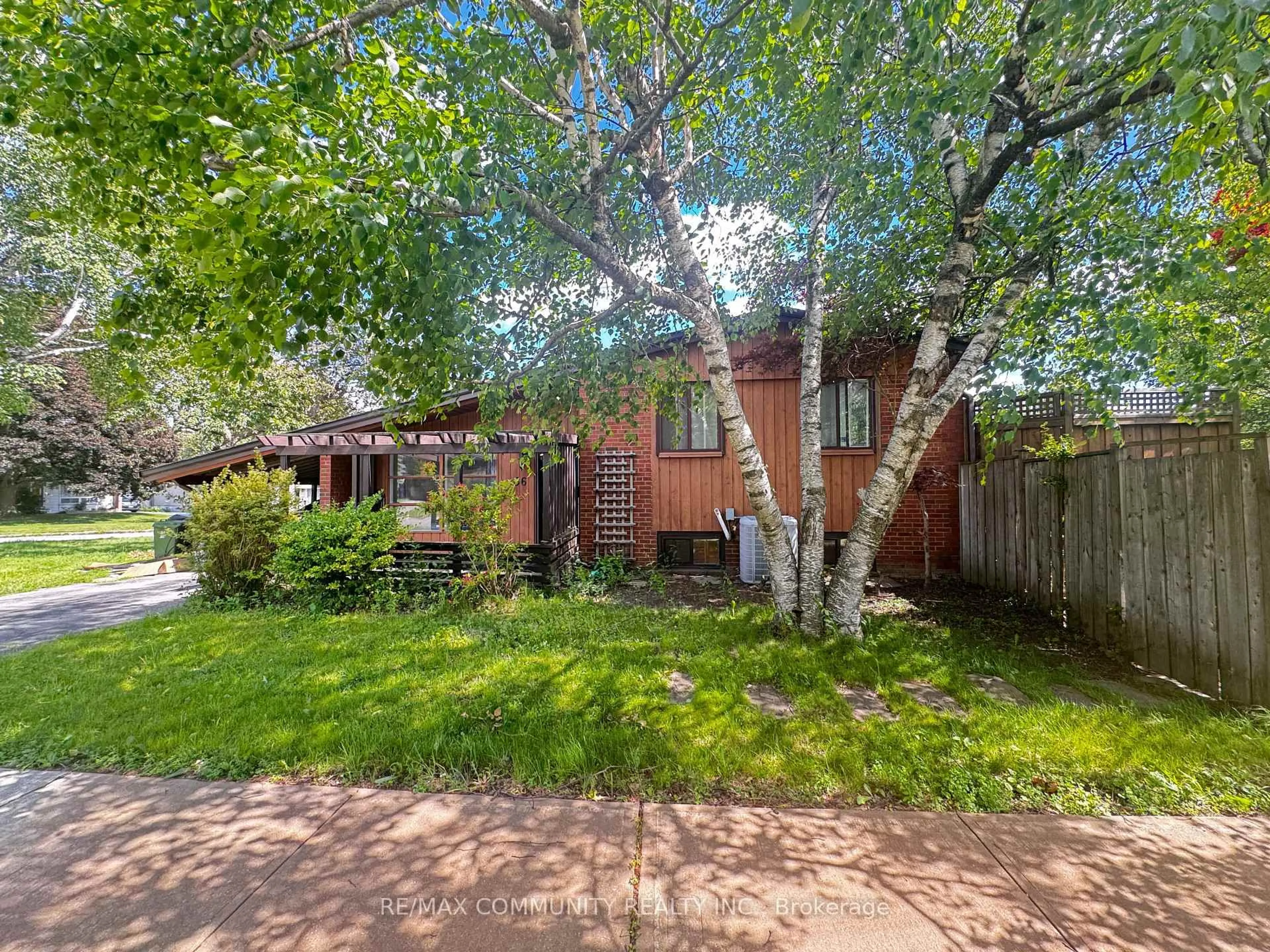 A pic from outside/outdoor area/front of a property/back of a property/a pic from drone, street for 36 Benprice Crt, Toronto Ontario M1H 1N3