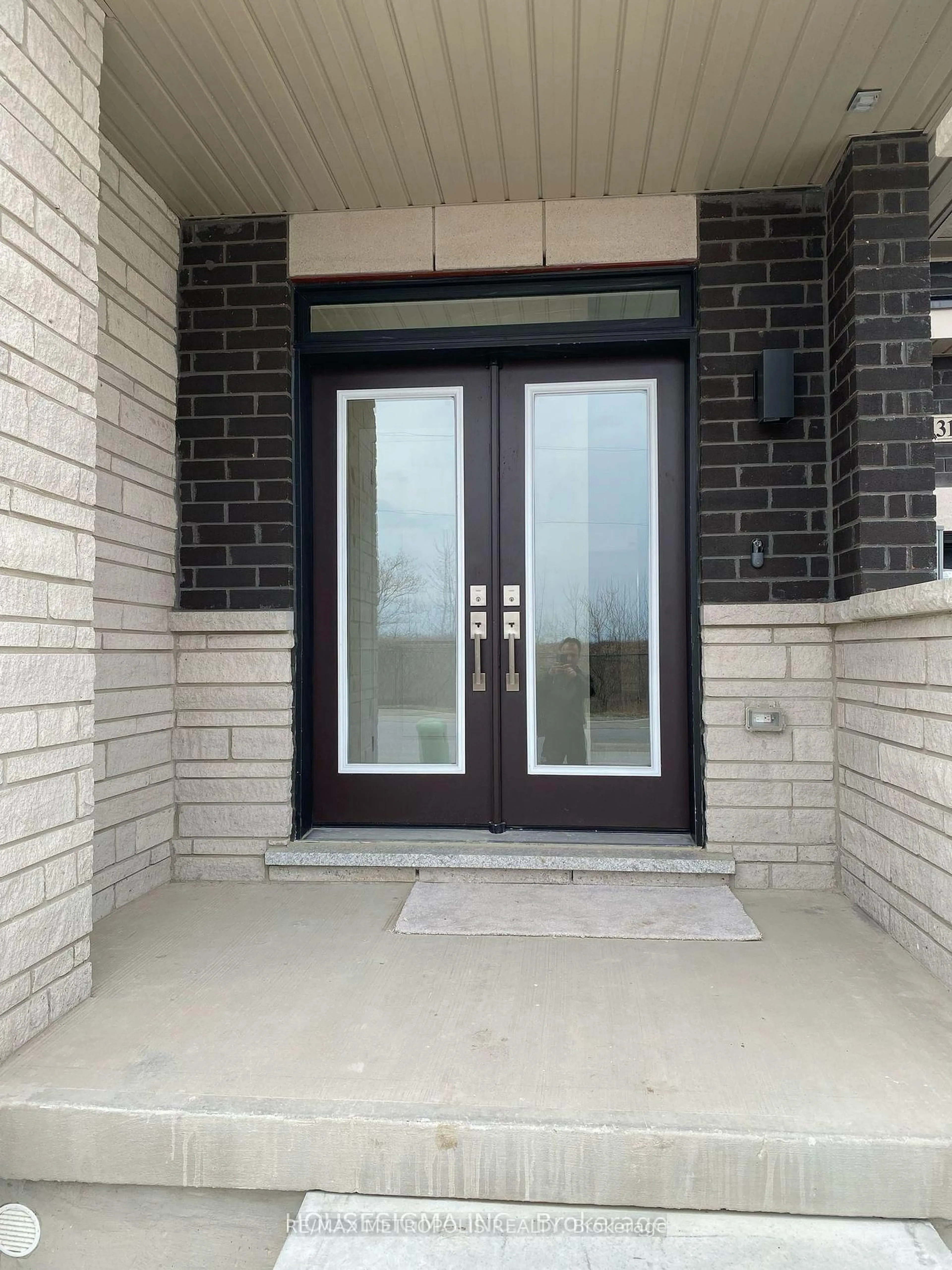 Indoor entryway for 3110 Sideline Rd 16 Rd, Pickering Ontario L1X 0K6