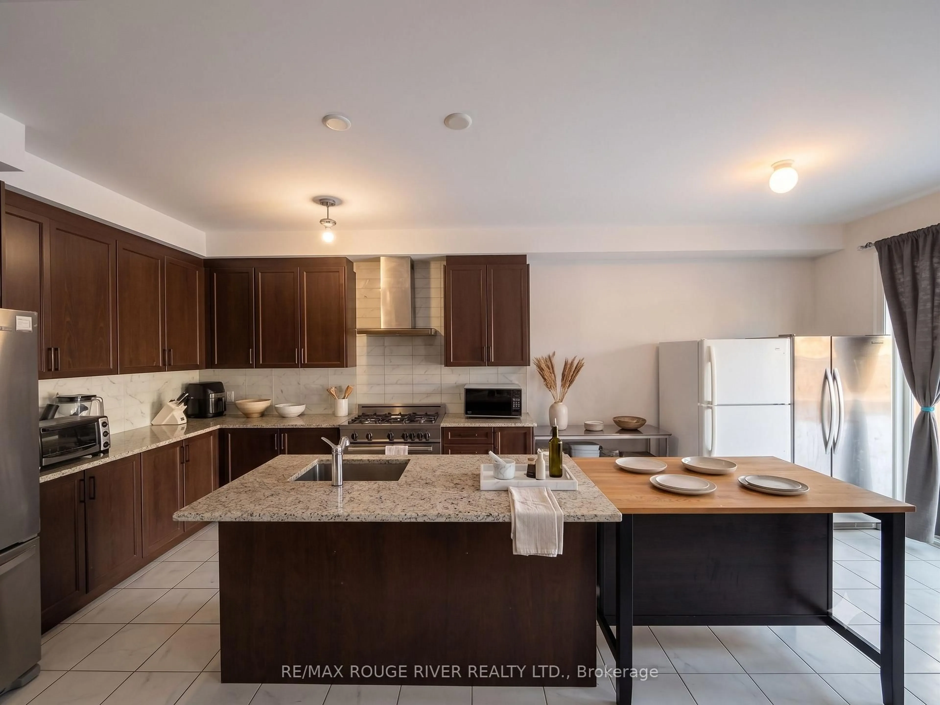 Unknown for 45 Rich Cres, Whitby Ontario L1P 1V8