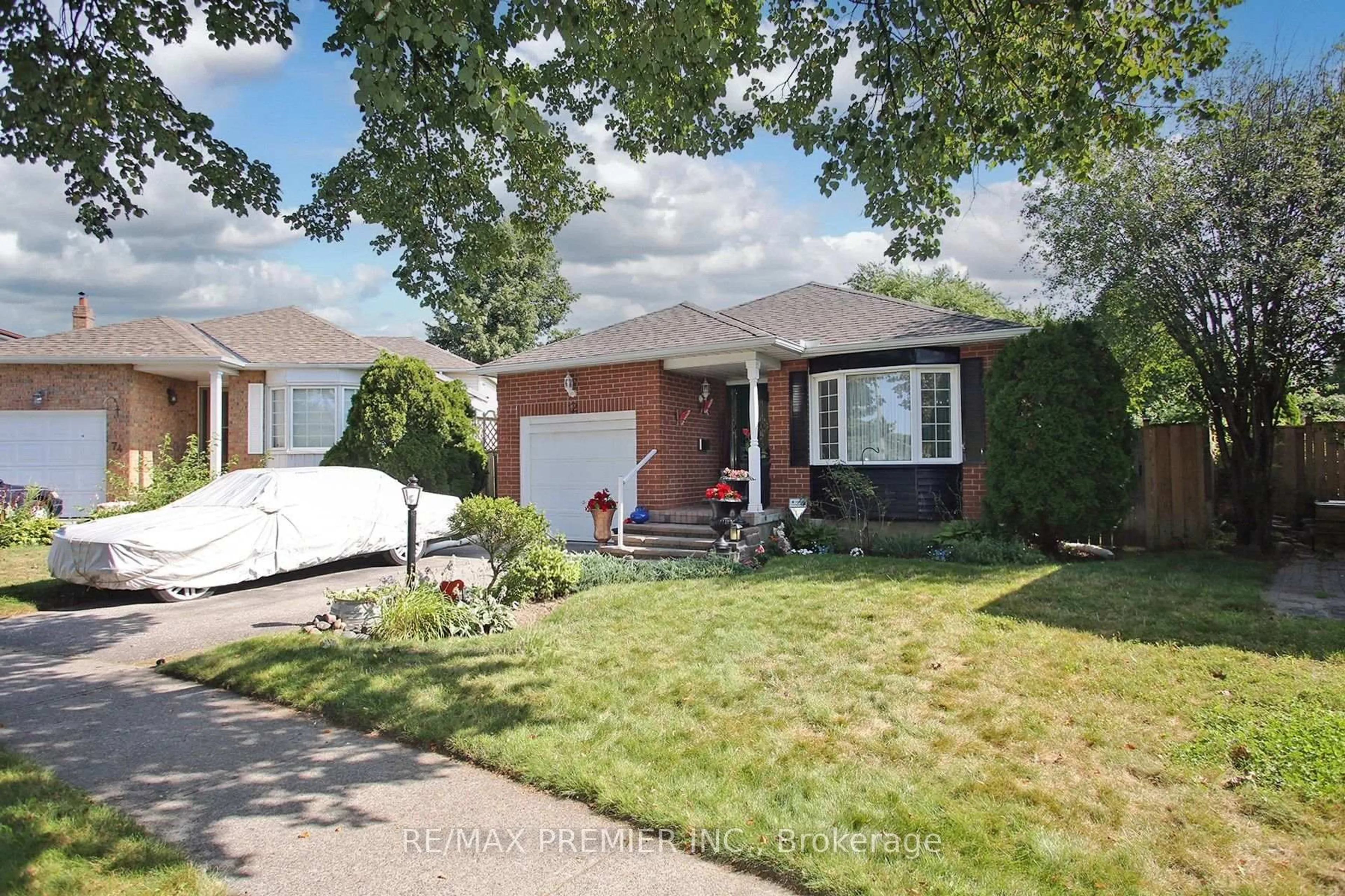 Home with brick exterior material, street for 72 Homefield Sq, Clarington Ontario L1E 1L3