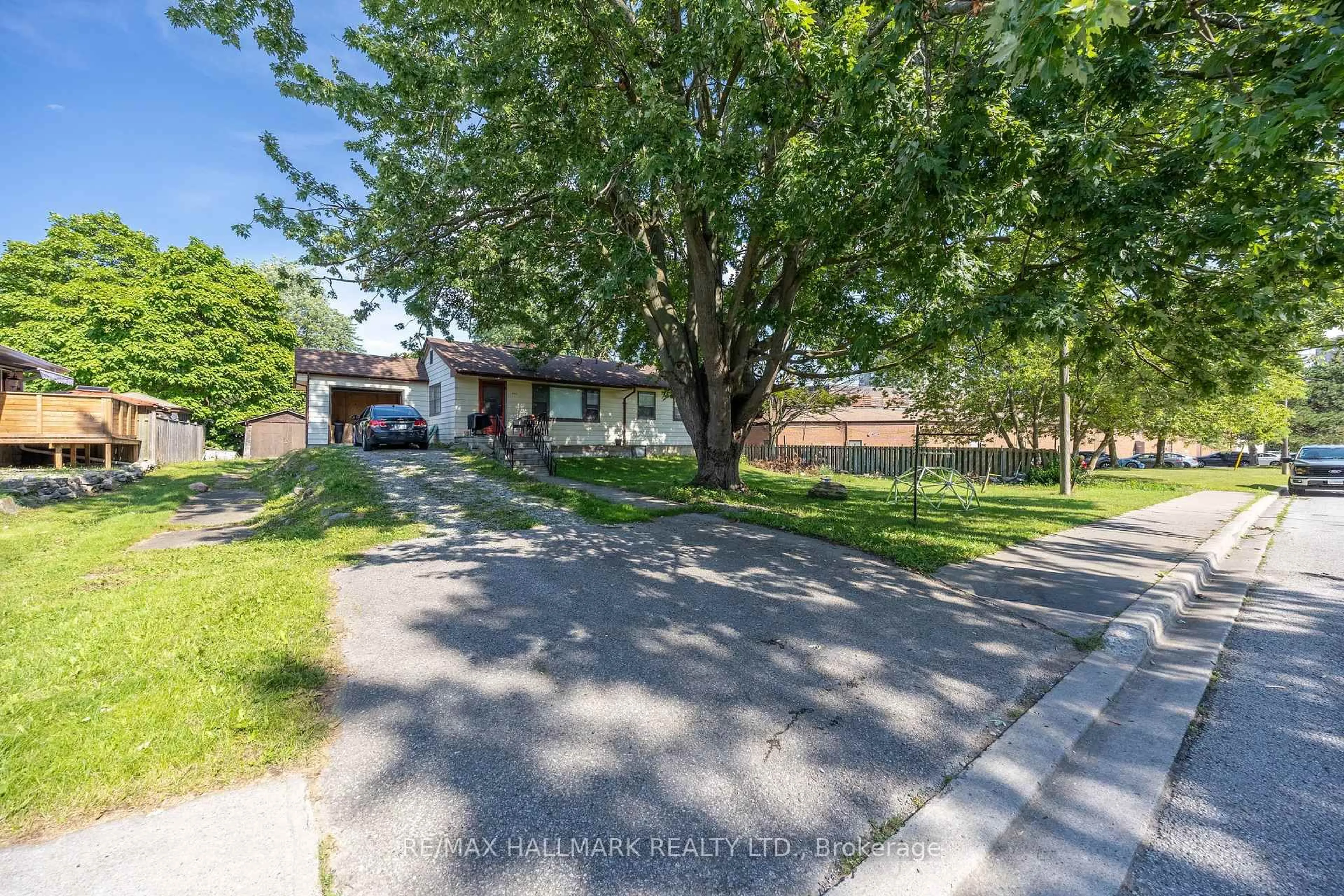 A pic from outside/outdoor area/front of a property/back of a property/a pic from drone, street for 1911 Glenview Rd, Pickering Ontario L1V 1W9