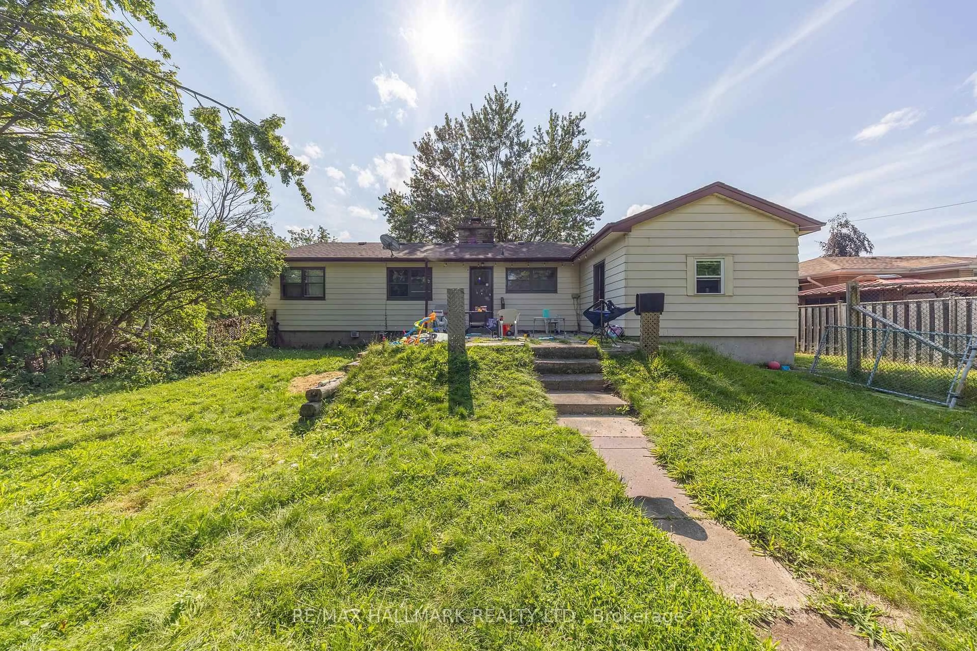 A pic from outside/outdoor area/front of a property/back of a property/a pic from drone, street for 1911 Glenview Rd, Pickering Ontario L1V 1W9