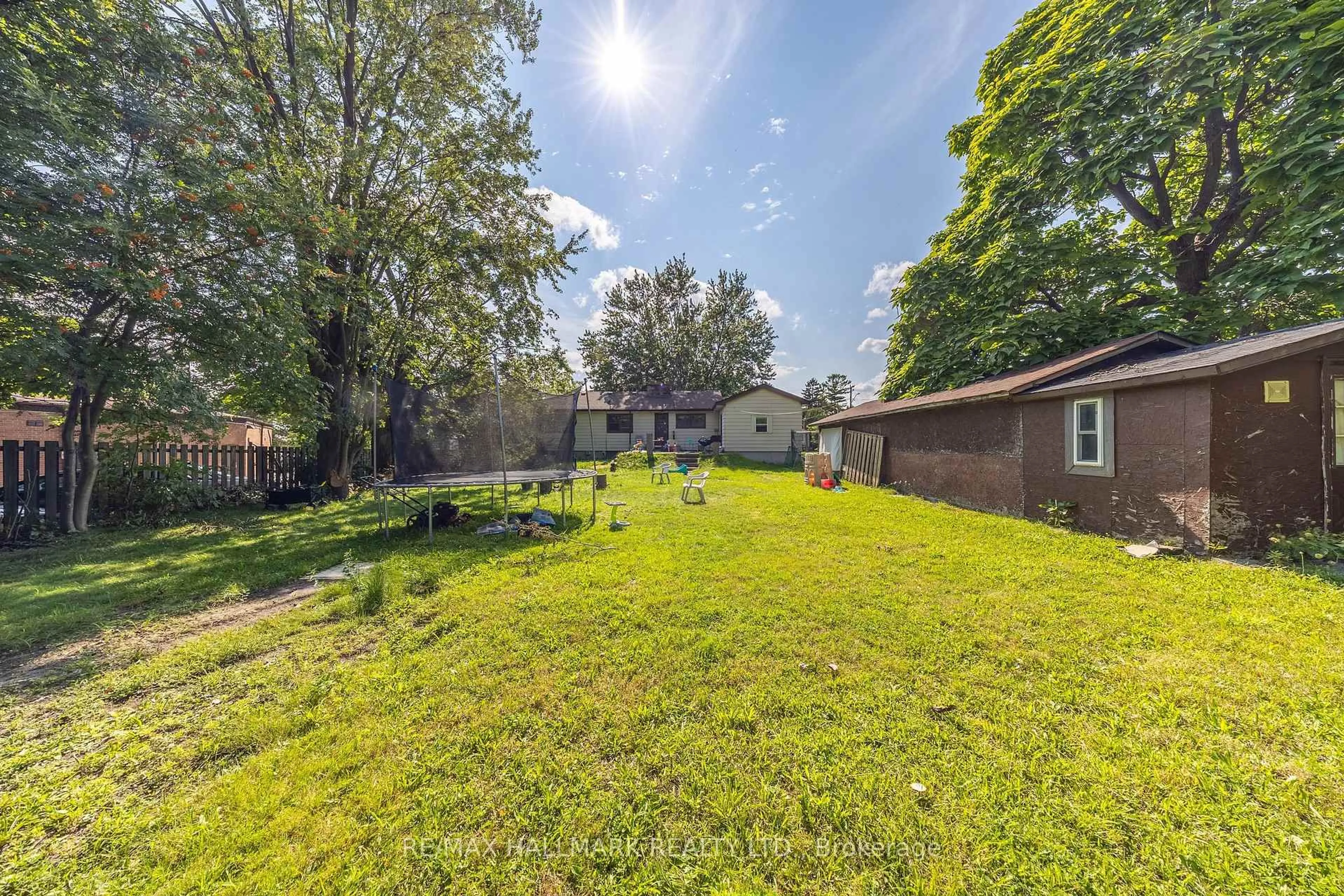 A pic from outside/outdoor area/front of a property/back of a property/a pic from drone, street for 1911 Glenview Rd, Pickering Ontario L1V 1W9