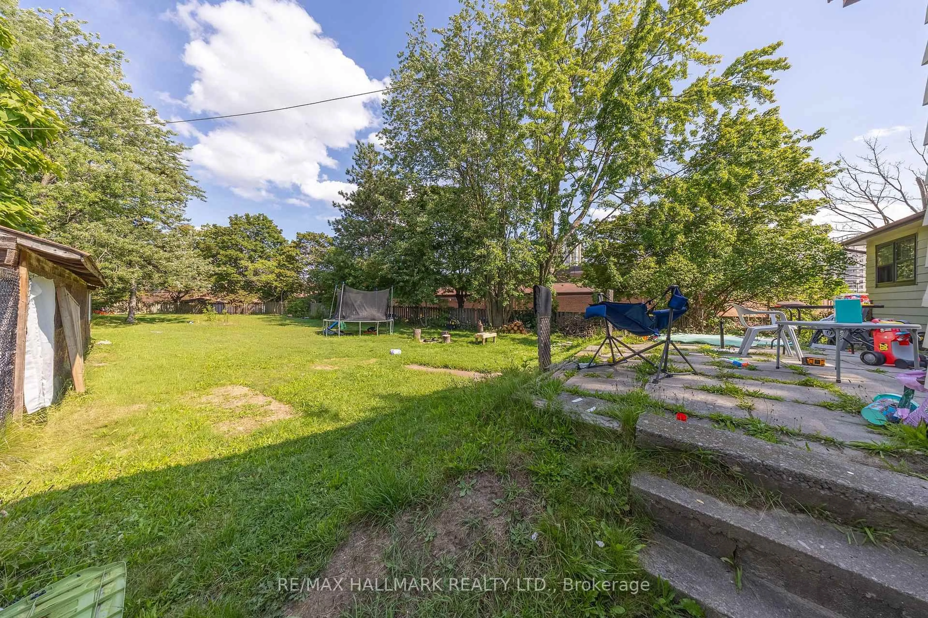 A pic from outside/outdoor area/front of a property/back of a property/a pic from drone, unknown for 1911 Glenview Rd, Pickering Ontario L1V 1W9